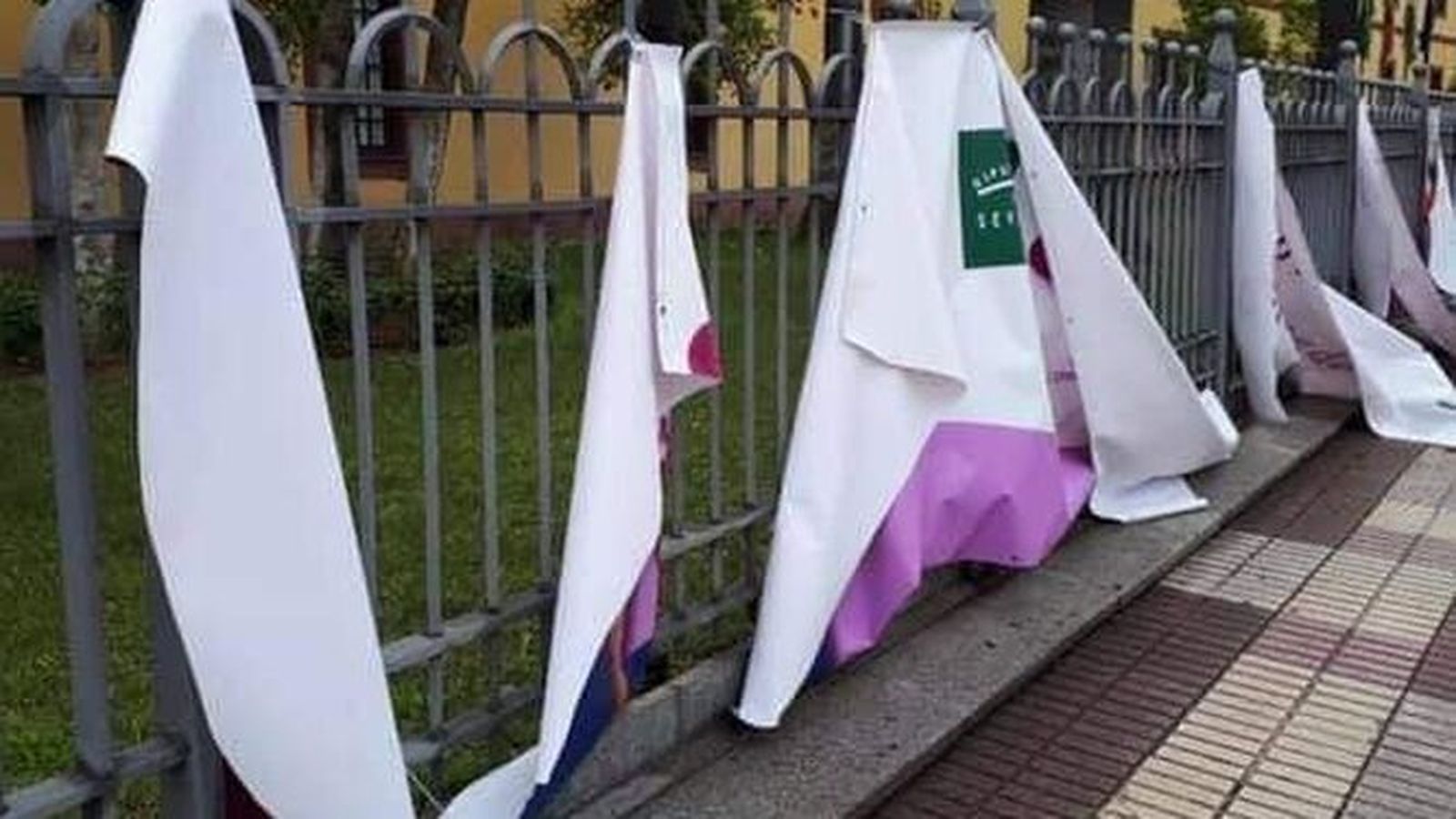 La pancarta, colocada en la verja que rodea la sede de la Diputación en la avenida de Menéndez Pelayo, rajada varias veces.