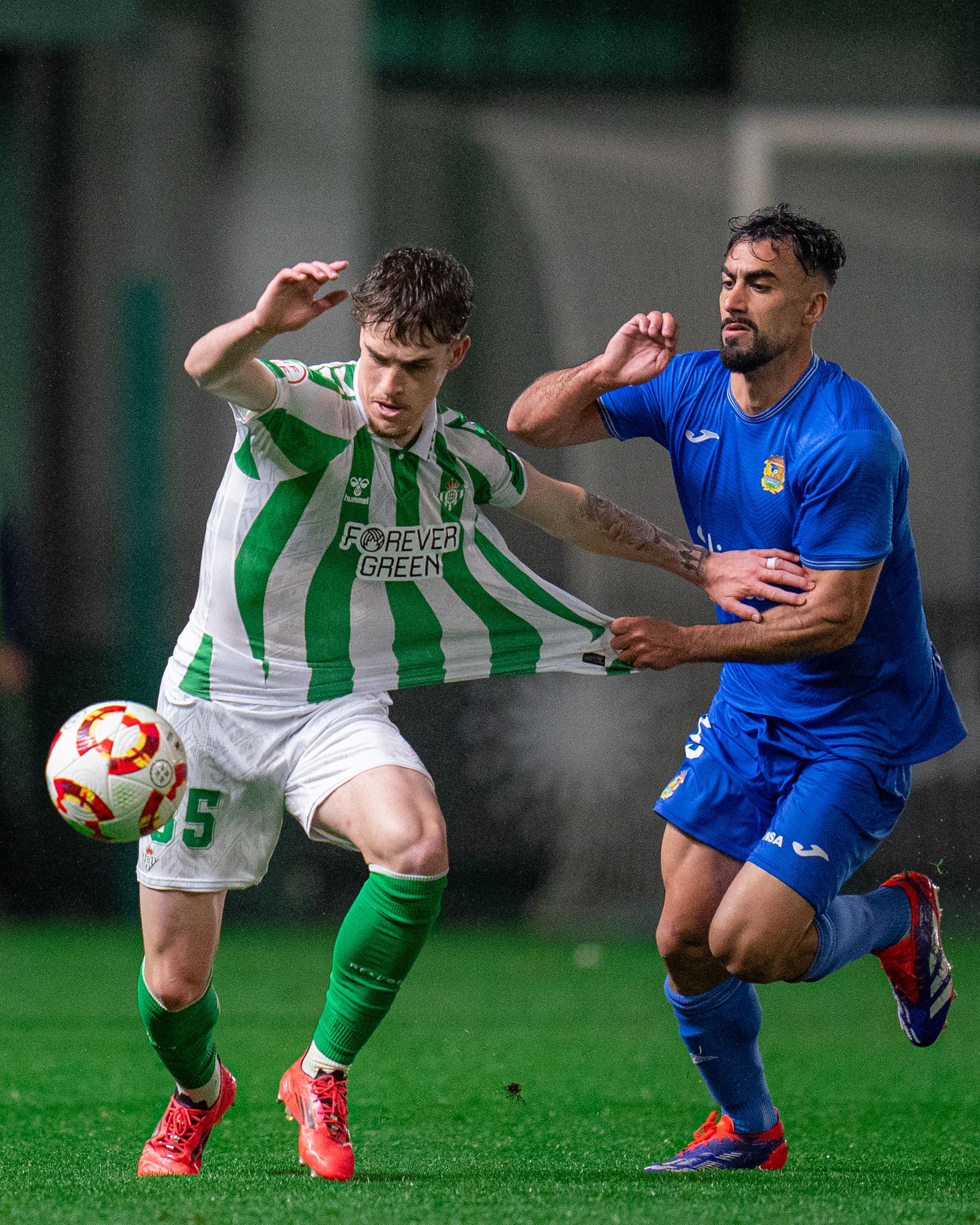 Óscar Masqué, titular en el lateral derecho.