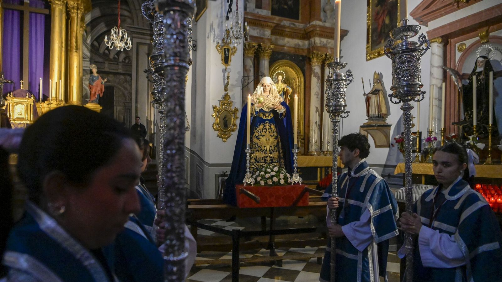 Multitudinario traslado de María Santísima de las Maravillas al paso de palio