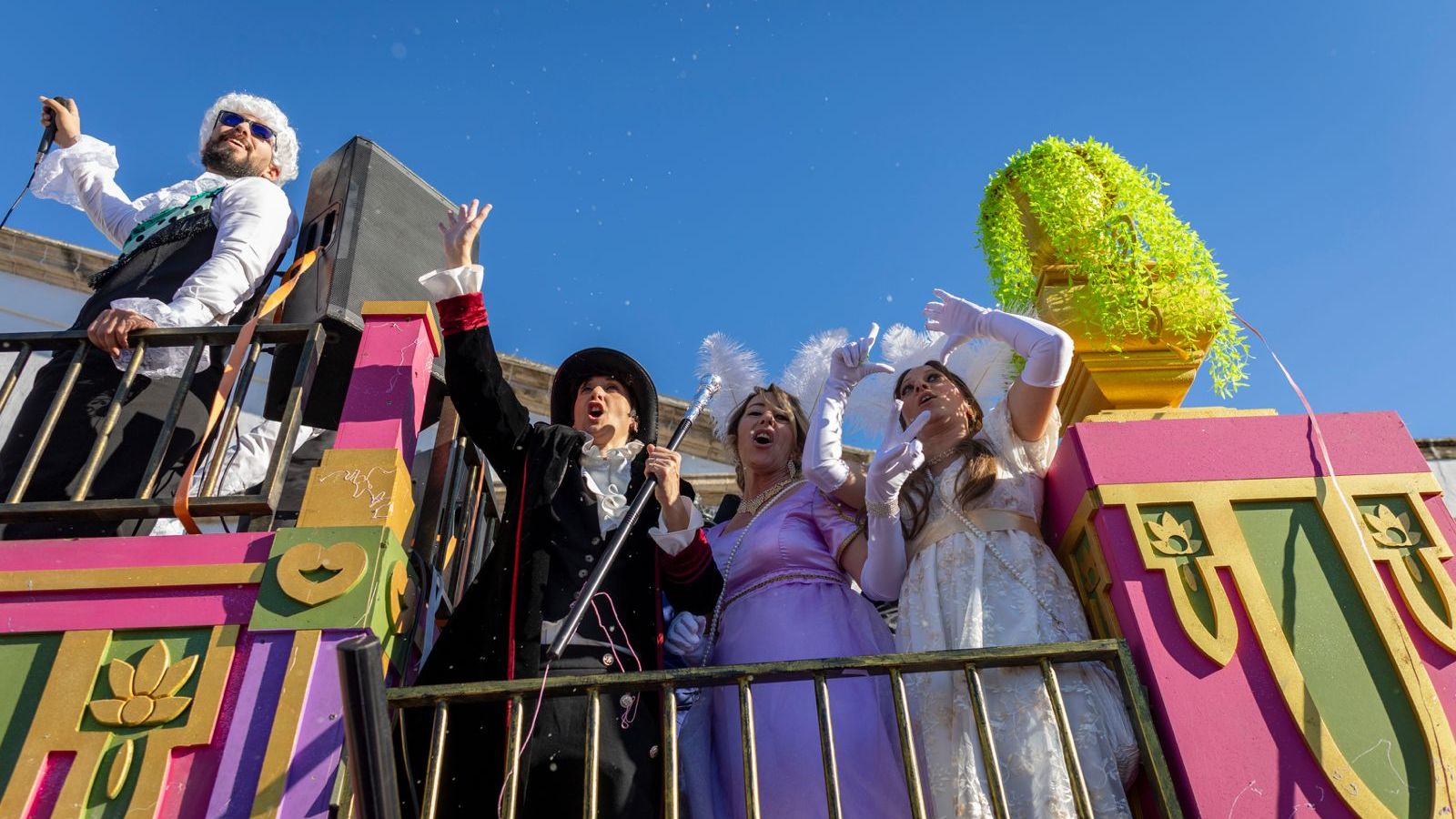 El espíritu 'Bridgerton' se dejó ver en esta carroza.