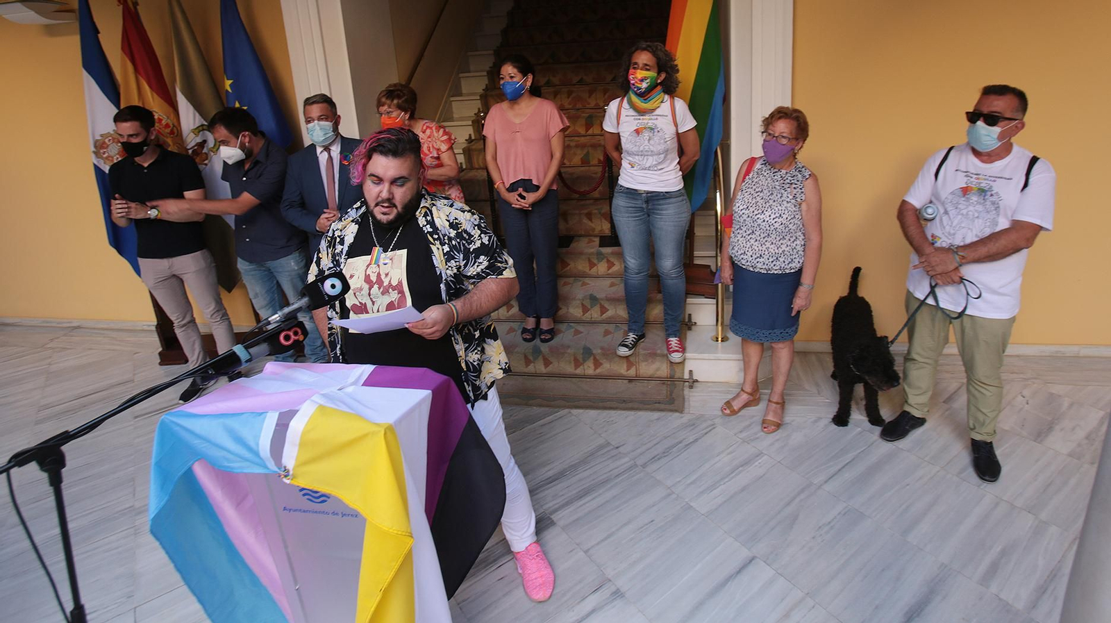 Eduardo Coronilla leyendo el manifiesto del Día del Orgullo.