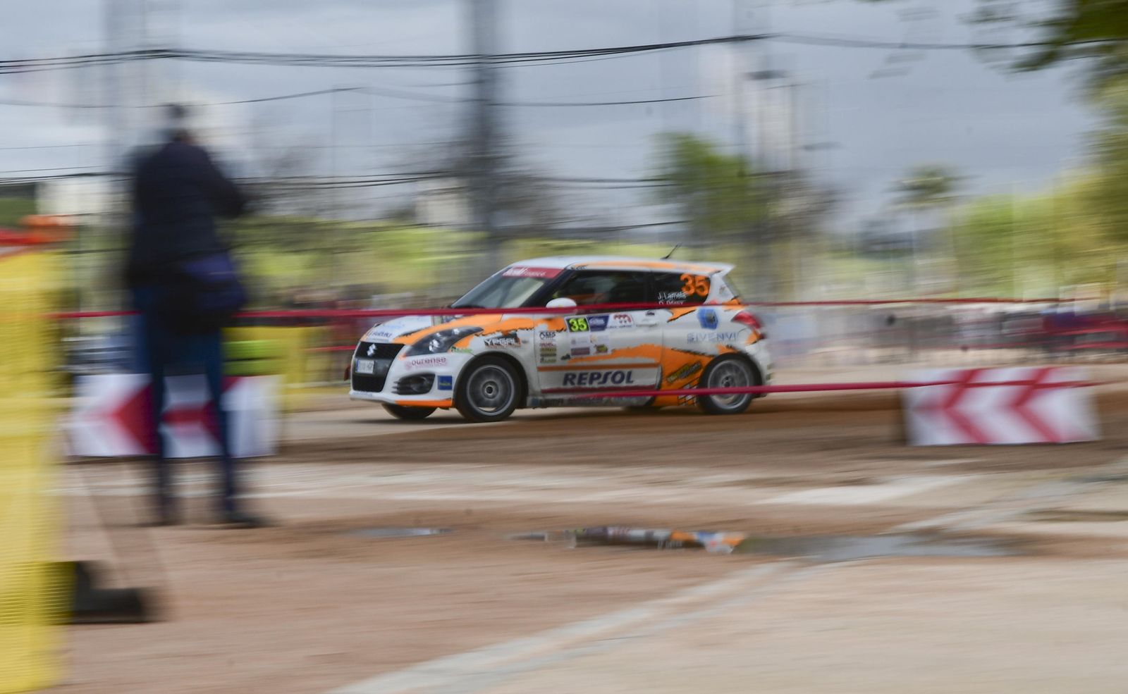 Un piloto, durante el tramo urbano de la pasada edición.