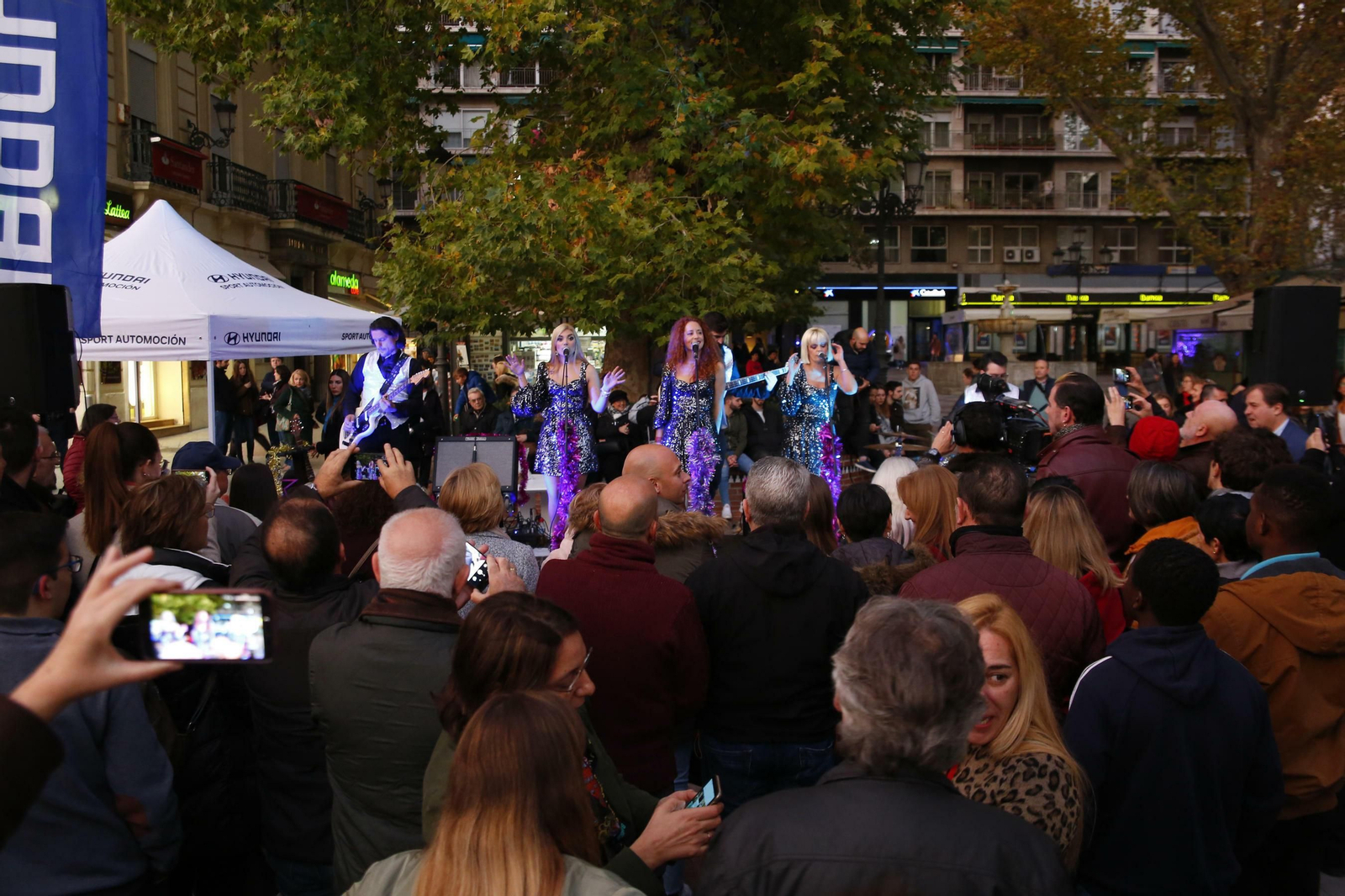 Granada se llena de luces y color con el encendido de la Navidad 2019, en imágenes