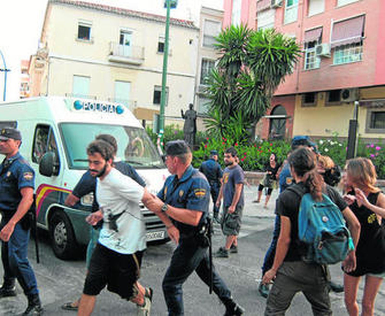 Varios agentes, ayer, despejan la vía para que pueda pasar un furgón policial.