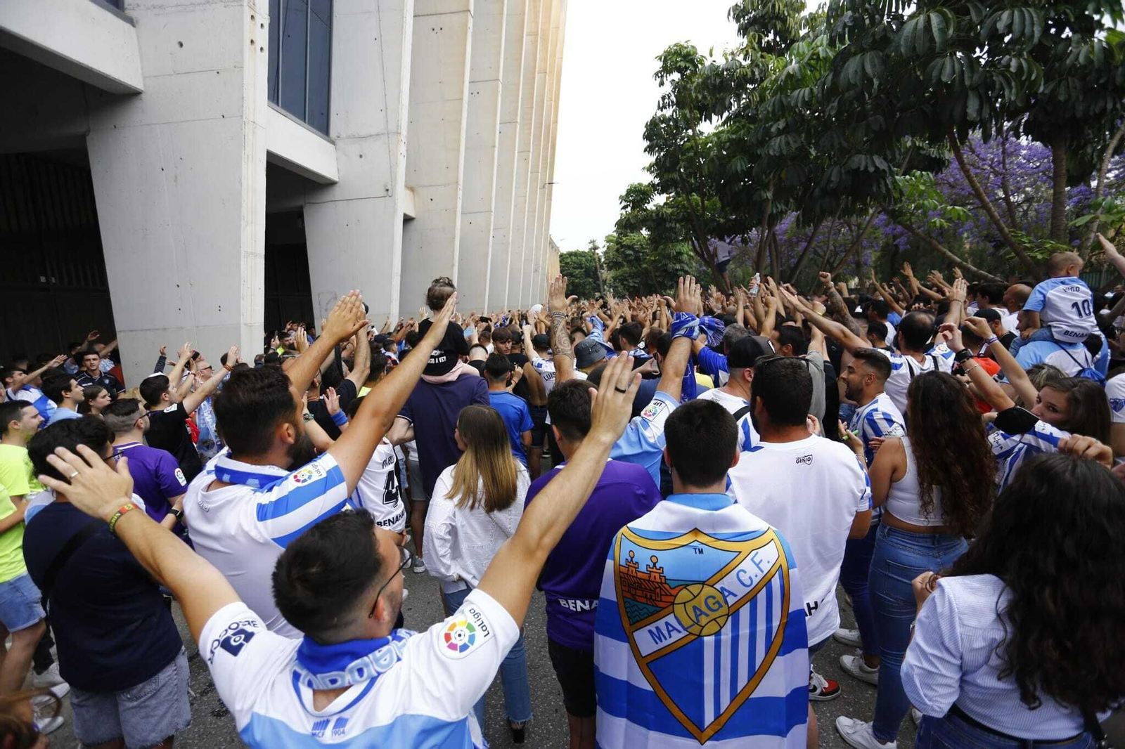 Las fotos del recibimiento de la afición antes del Málaga CF-Burgos Las fotos del recibimiento de la afición antes del Málaga CF-Burgos