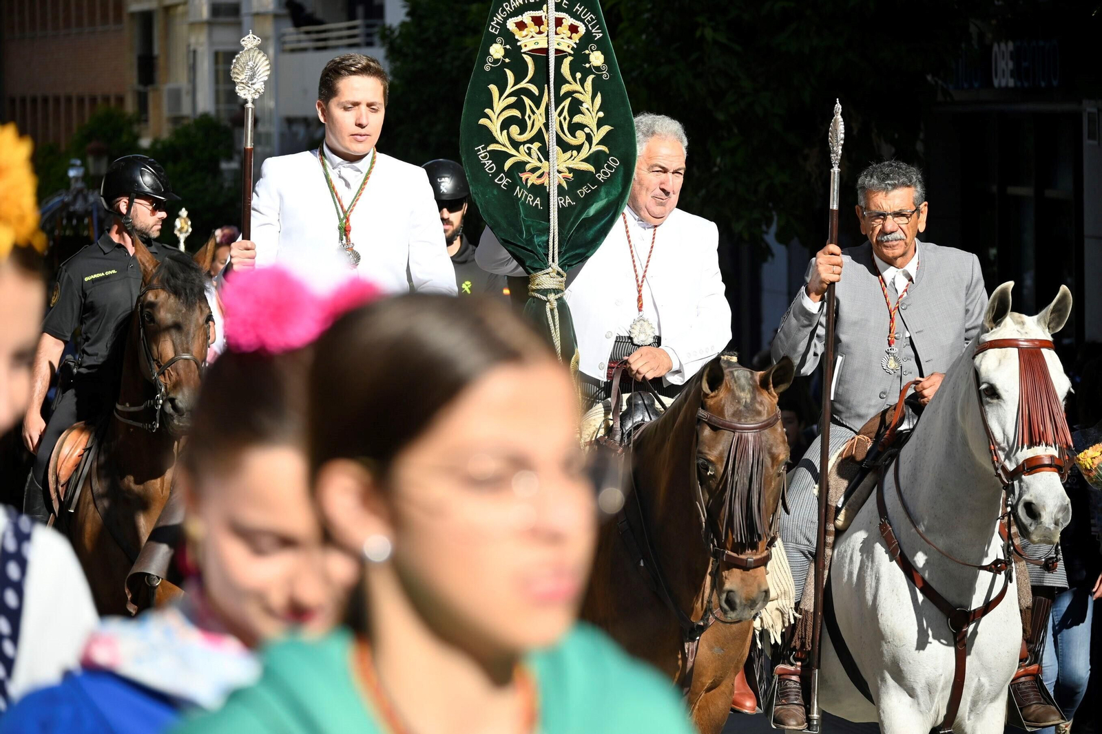 Imágenes de los peregrinos de la Hermandad de Emigrantes en su salida por las calles de Huelva