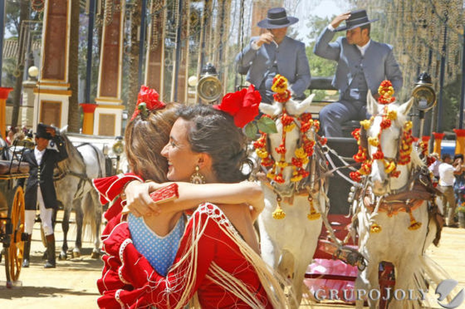 Dos amigas se saludan en el González Hontoria con un entrañable y festivo abrazo. 

Foto: Pascual