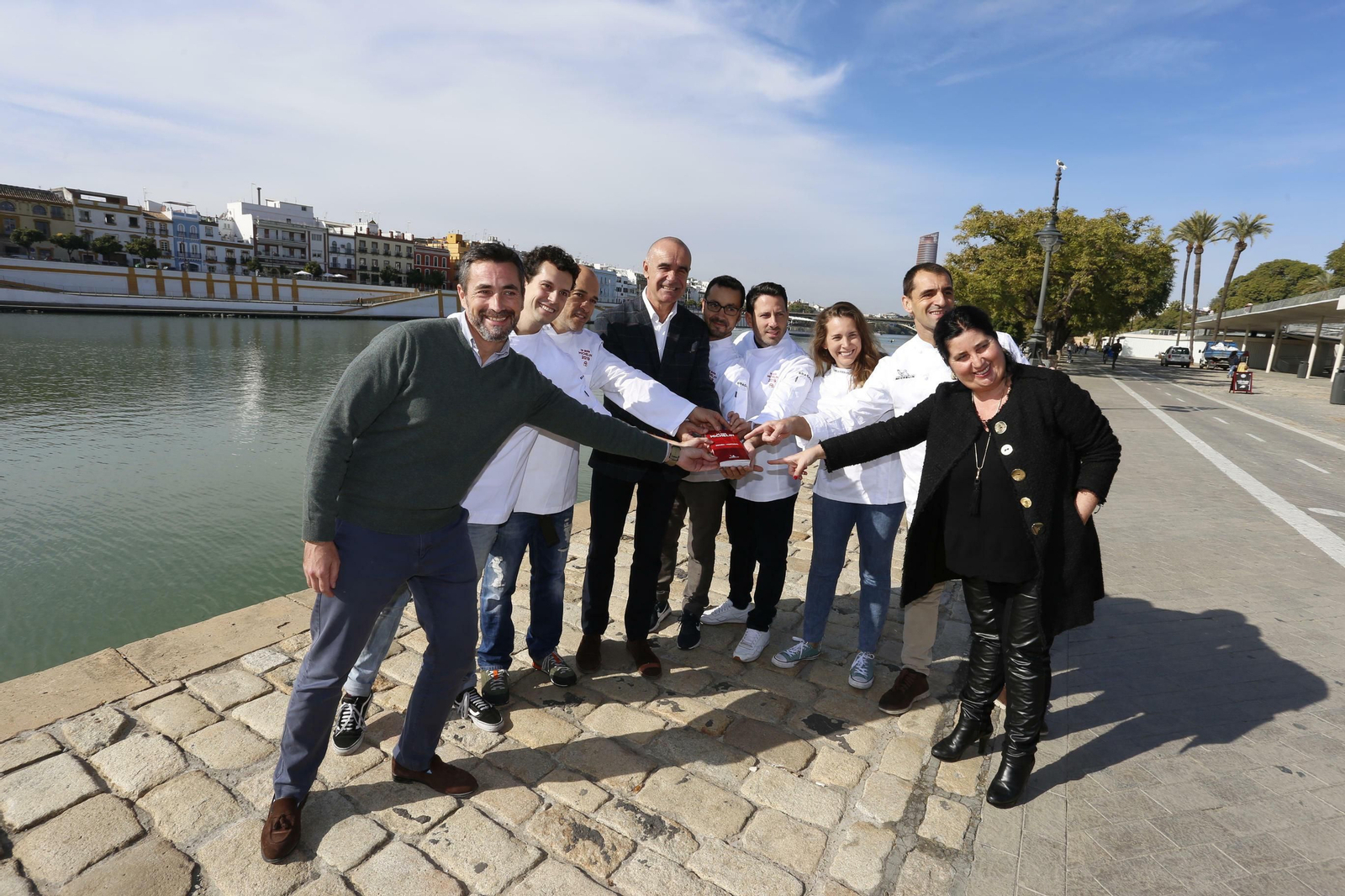 Antonio Jiménez y Antonio Muñoz, responsables de Turismo, posan junto a Mayte Carreño, directora comercial de Michelin Travel Partner, y los chefs Torres y García, Az-Zait, El Gallinero de Sandra, Cañabota, Sobretablas y Abantal.