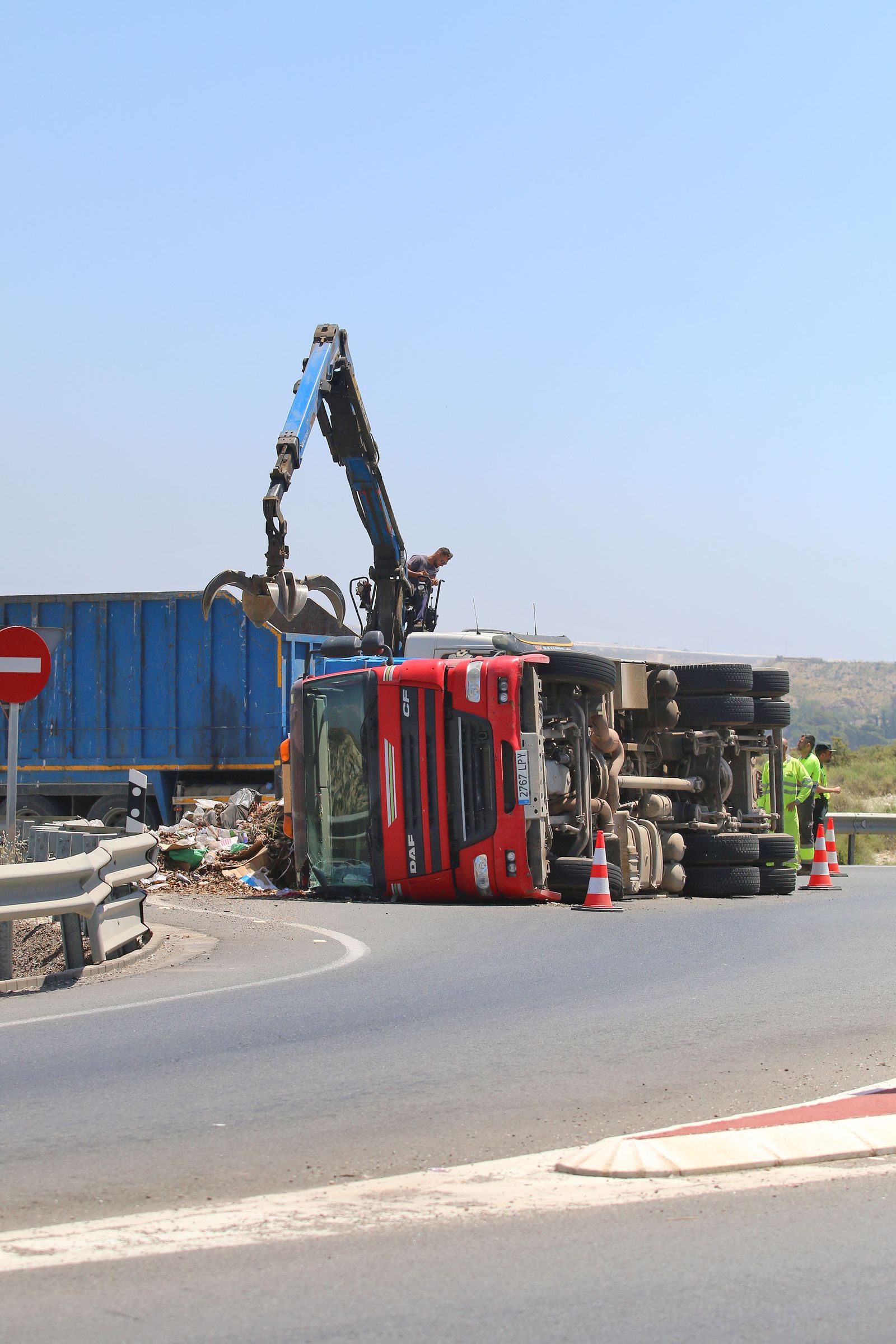 Vuelca un camión en la rotonda de la fábrica de Briseis