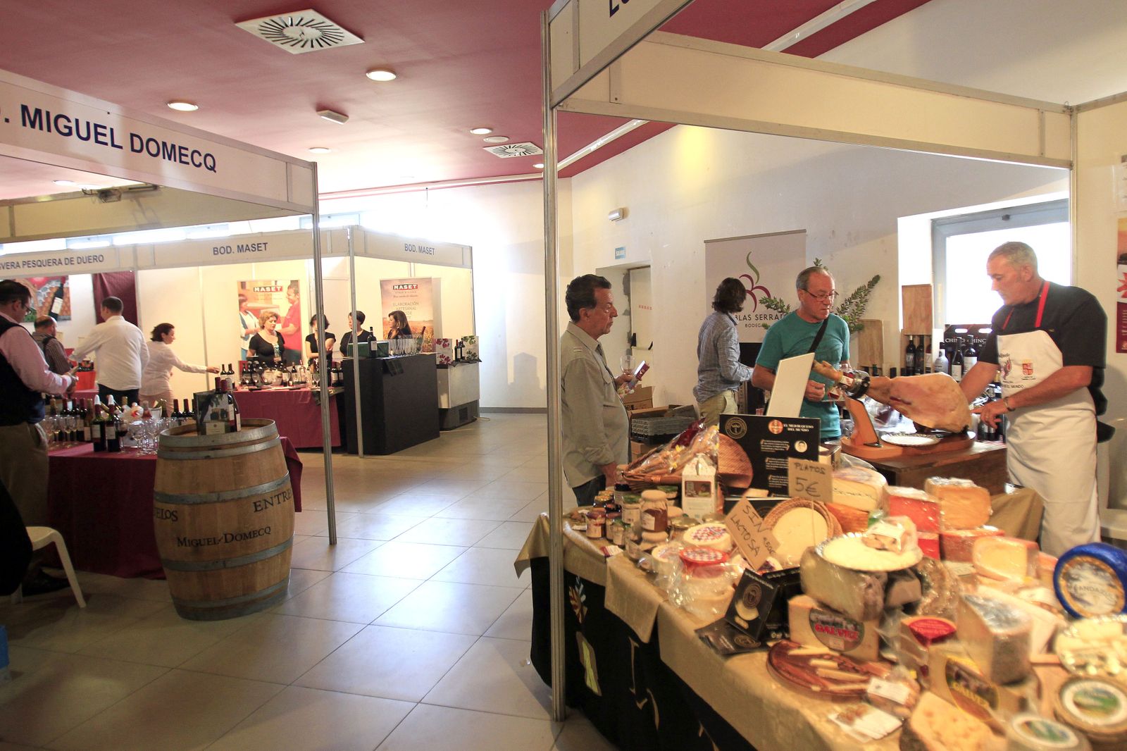 Varios de los expositores de la primera edición de Expo Vino, celebrada el pasado noviembre en La Línea.