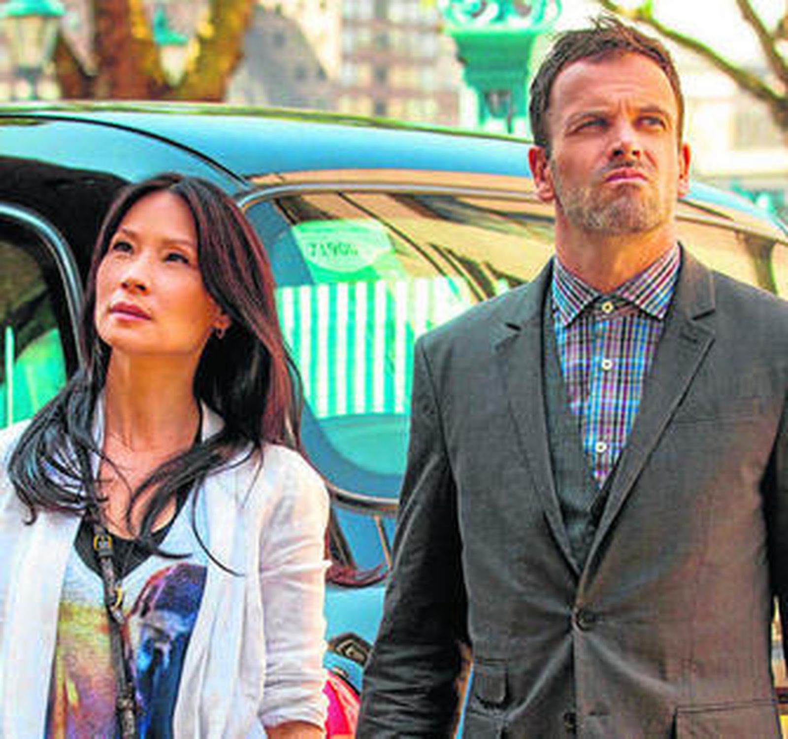Lucy Liu como la doctora Watson y Jonny Lee Miller como Holmes.