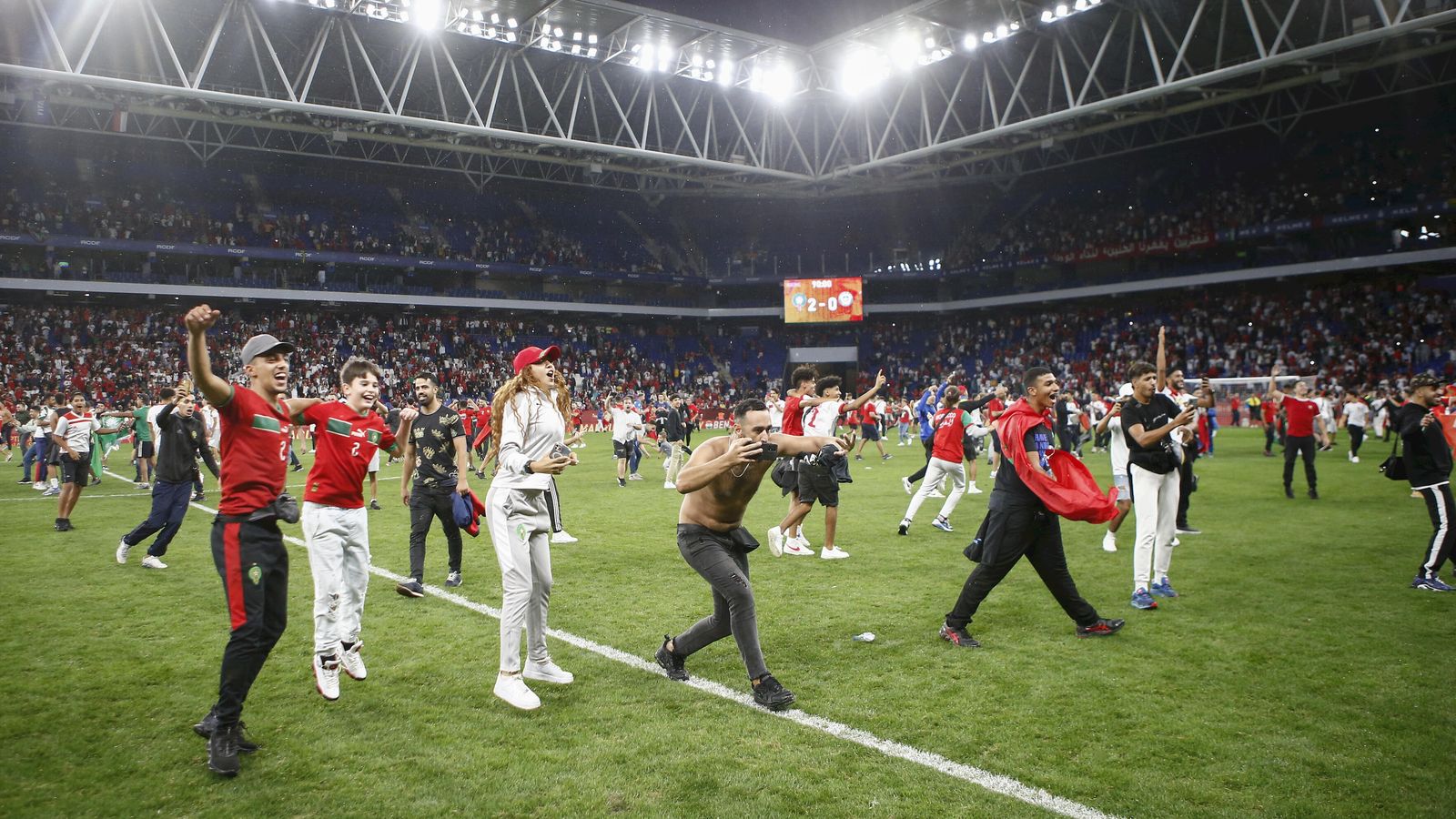 Aficionados de la selección de Marruecos  invaden el terreno de juego al final del partido amistoso entre las selecciones de Marruecos  y Chile.