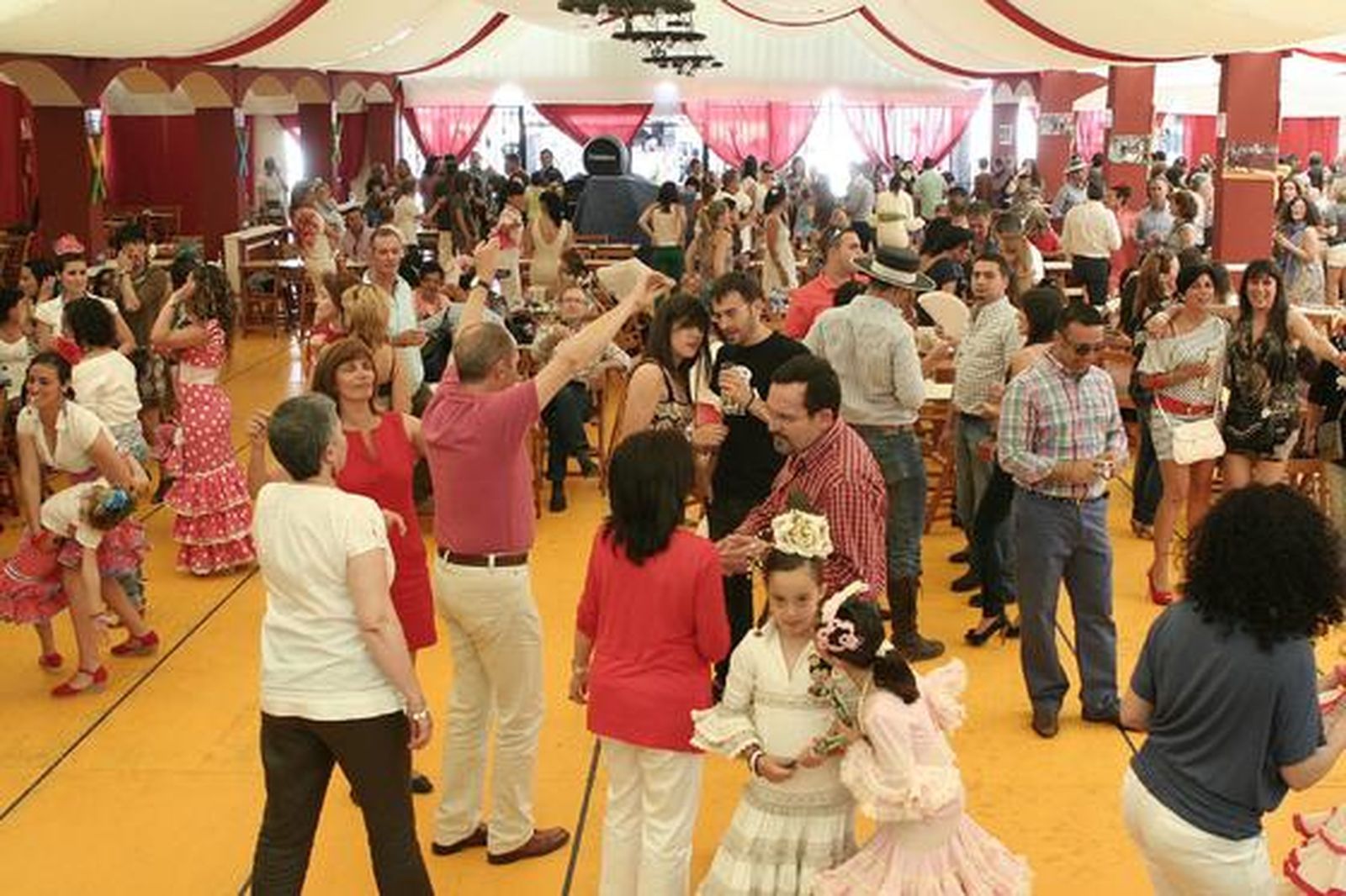 Ambiente general en la caseta del Toro Embolao, una de las pocas que mantiene su espíritu de peña.

Foto: Vanessa Perez