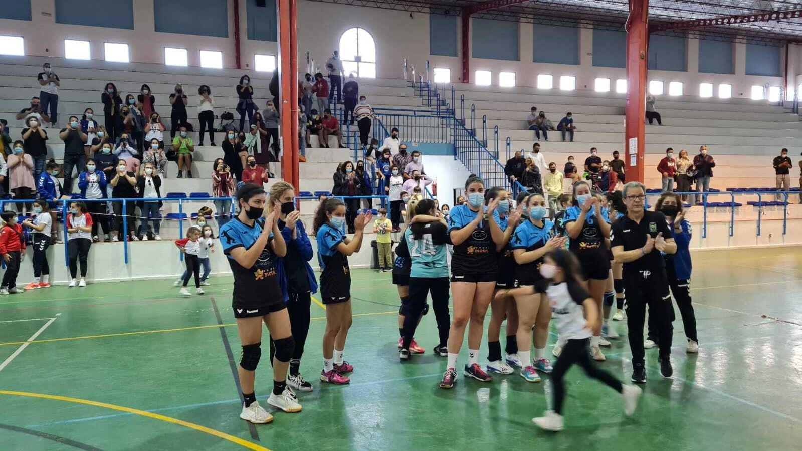 Las jugadoras del Solúcar reciben el aplauso de su público tras el partido.