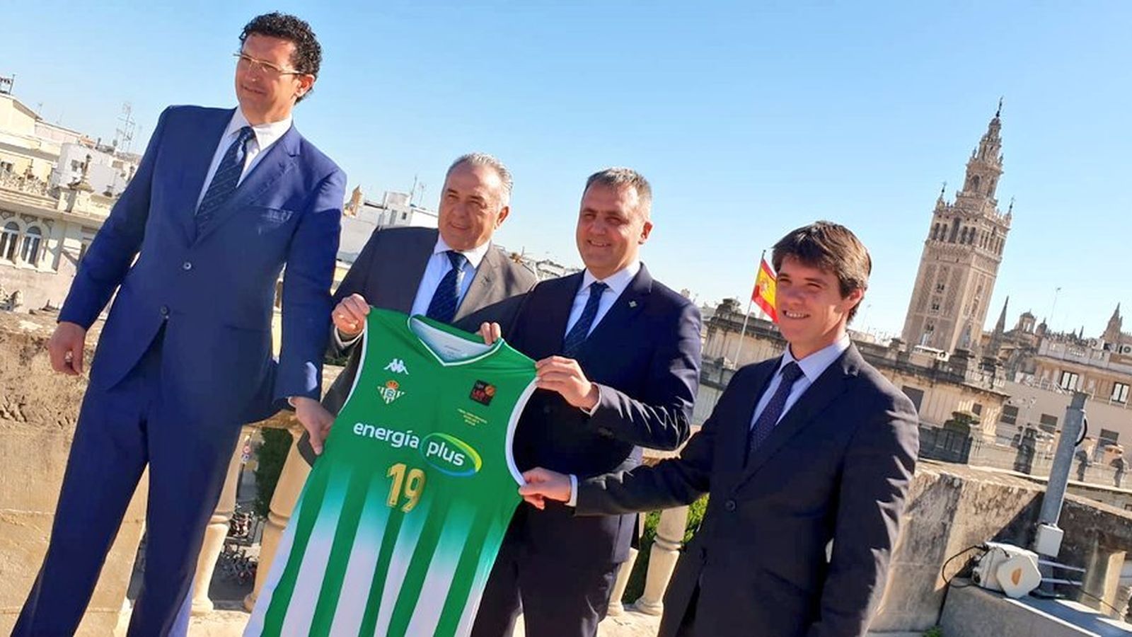 Raúl Pérez, Rafael Gordillo, Fernando Moral y David Guevara, con la camiseta que lucirá el Betis en la final.