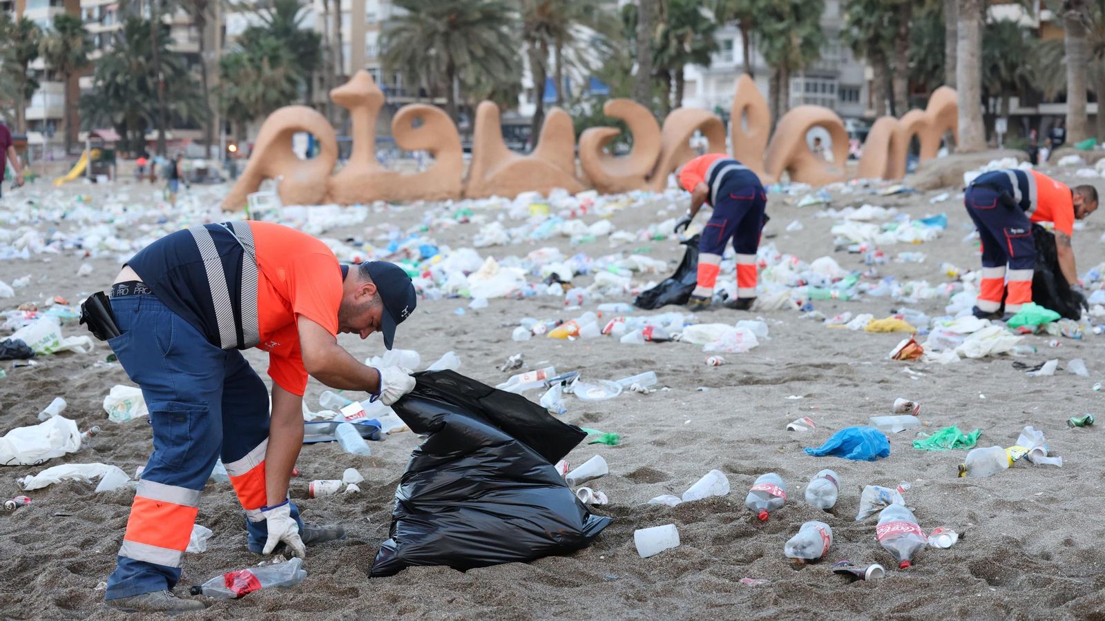 Operarios de limpieza en la playa de La Malagueta tras la Noche de San Juan. Operarios de limpieza en la playa de La Malagueta tras la Noche de San Juan.