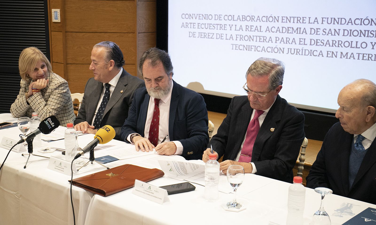 Jorge Ramos y Juan Salido, firmando el convenio formativo de colaboración.