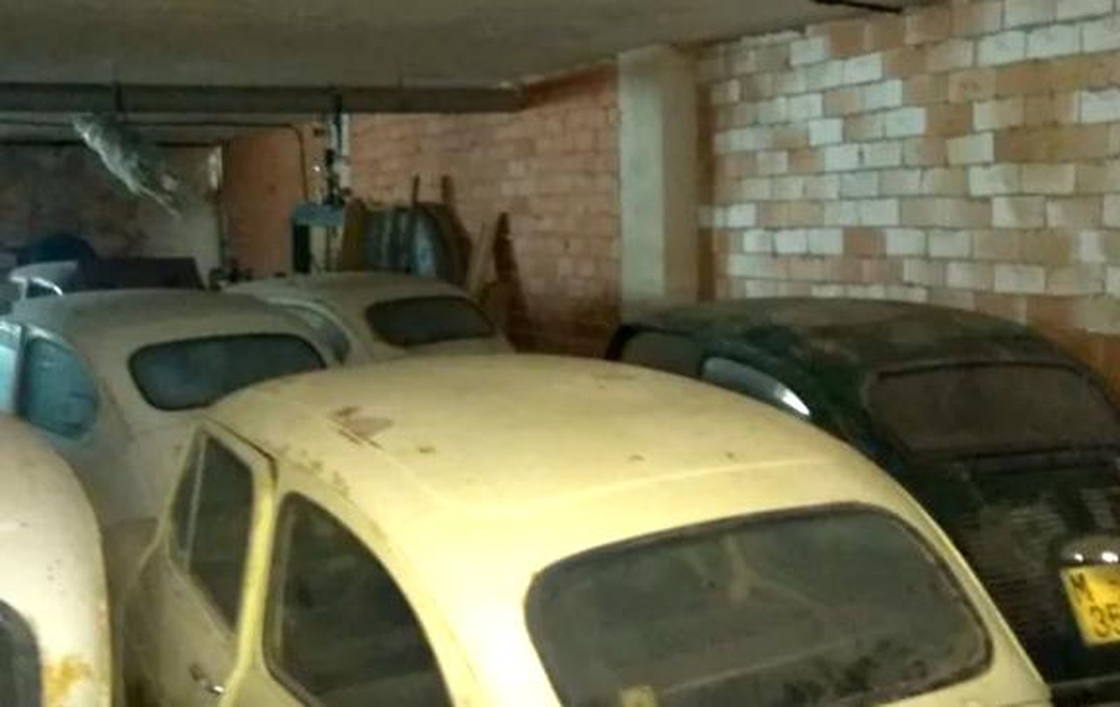 El lote de 29 SEAT 600 puesto en venta por un usuario en Wallapop