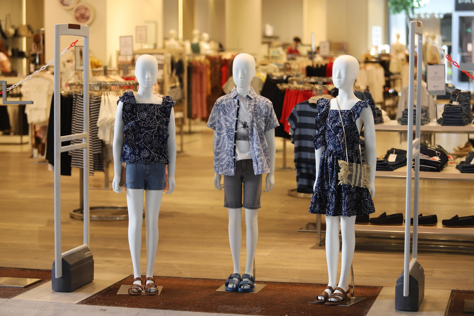 Imágenes de la apertura en la fase dos de la desescalada del centro comercial Holea en Huelva