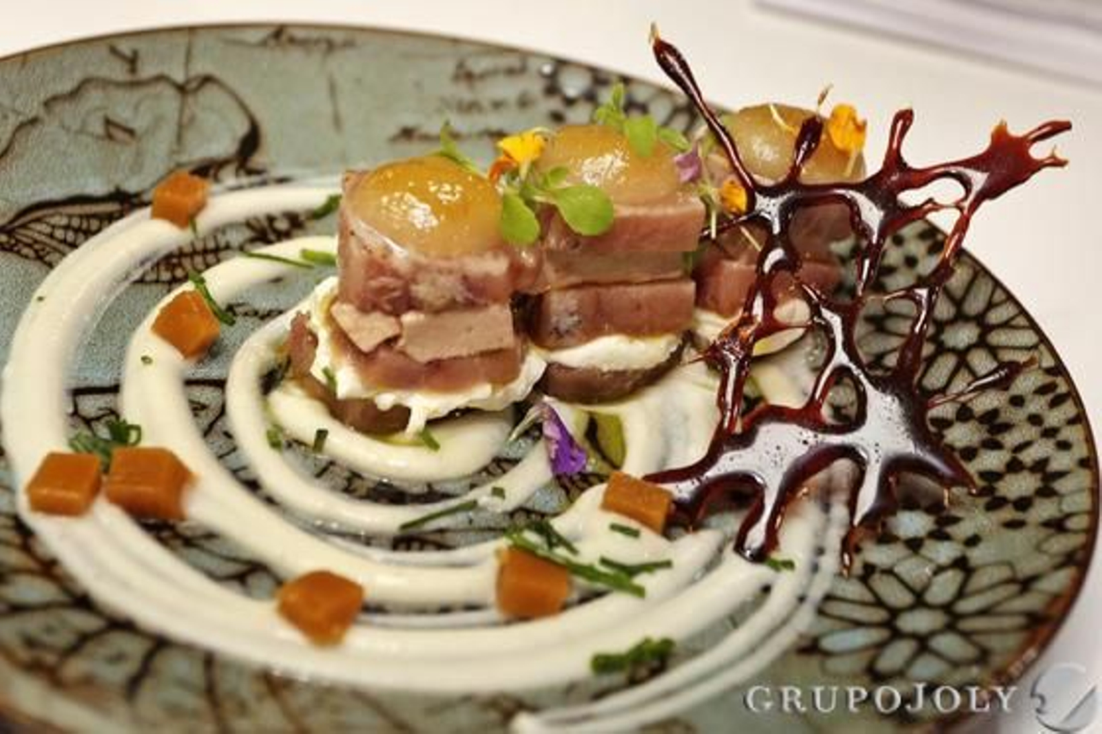 El plato ganador: Micuit de atún rojo con queso crema y foie con cobertura de manzana caramelizada sobre parmentier de coliflor y gelatina de jugo de cola de toro  Foto: Fito Carreto