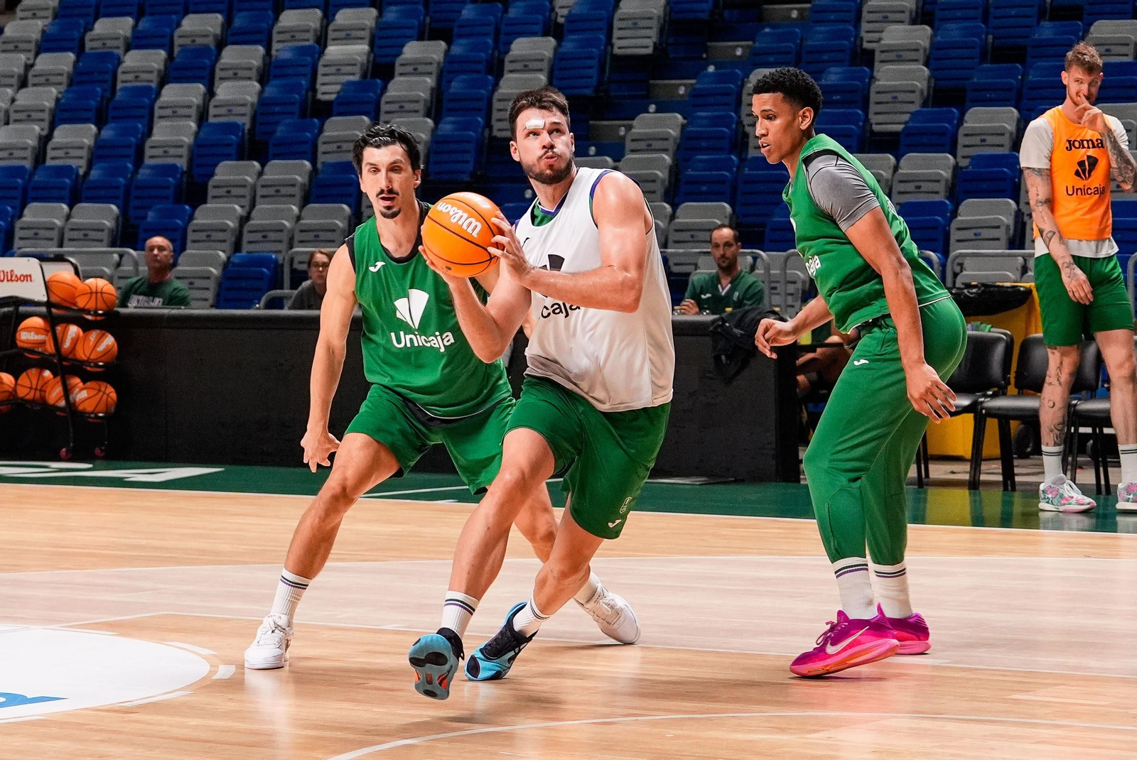 Kameron Taylor y Jonathan Barreiro se entrenan con el Unicaja