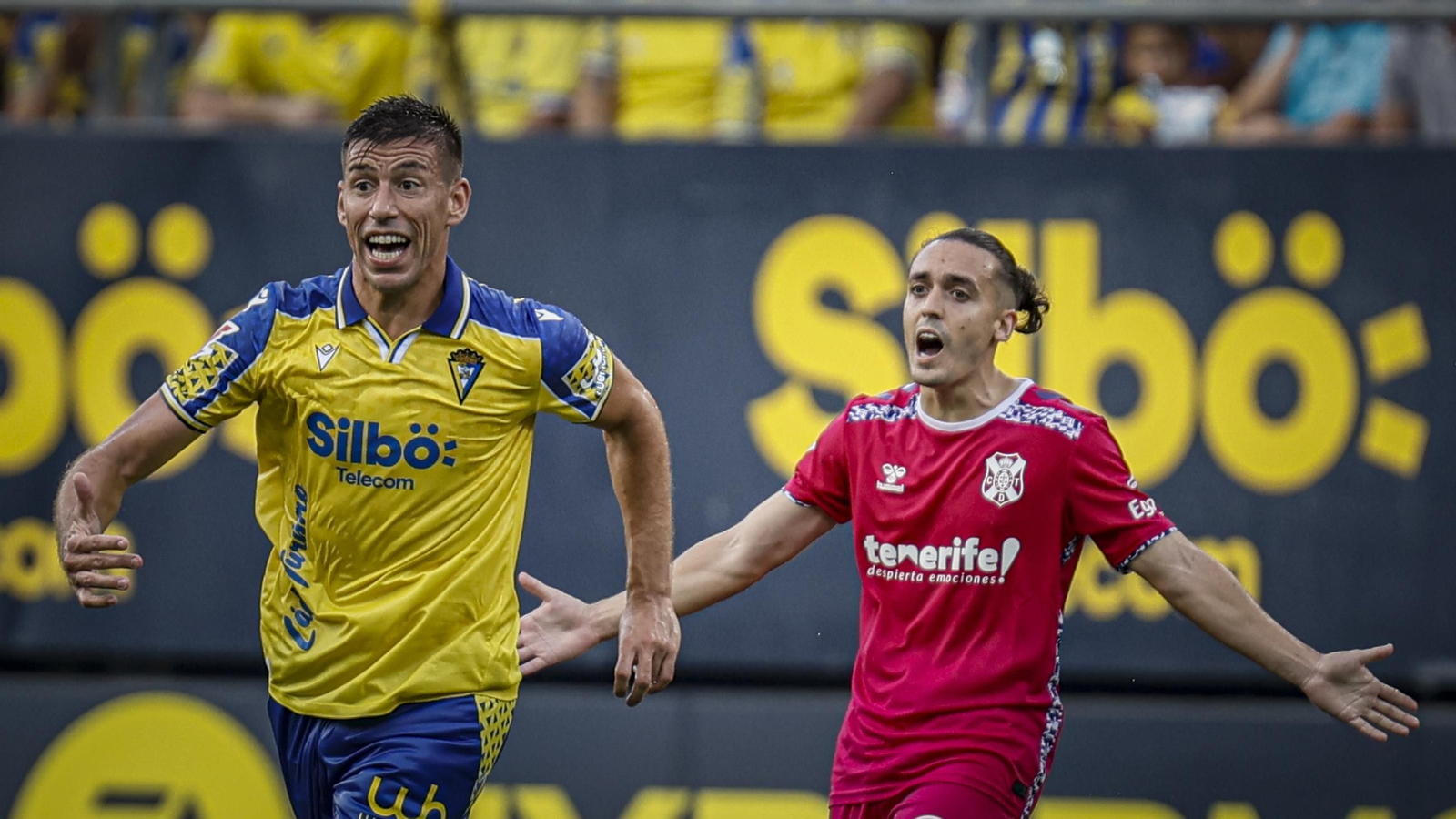 Luismi Cruz (d) y Rubén Alcaraz en el Cádiz-Tenerife de la pasada temporada.