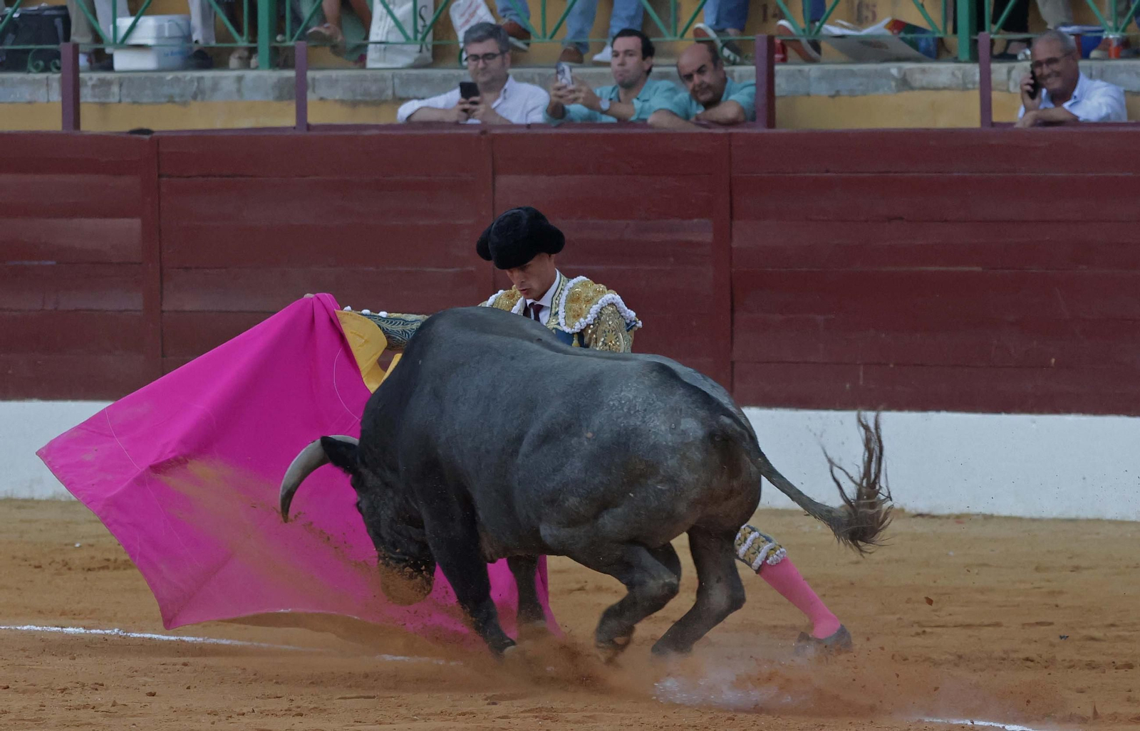 Fotos de la corrida del domingo de la Feria de La Línea: Emilio de Justo y David Galván