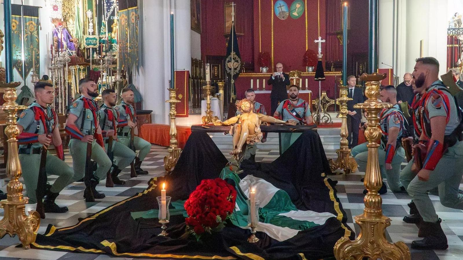 Los Legionarios rodean al Cristo de la Vera+Cruz.