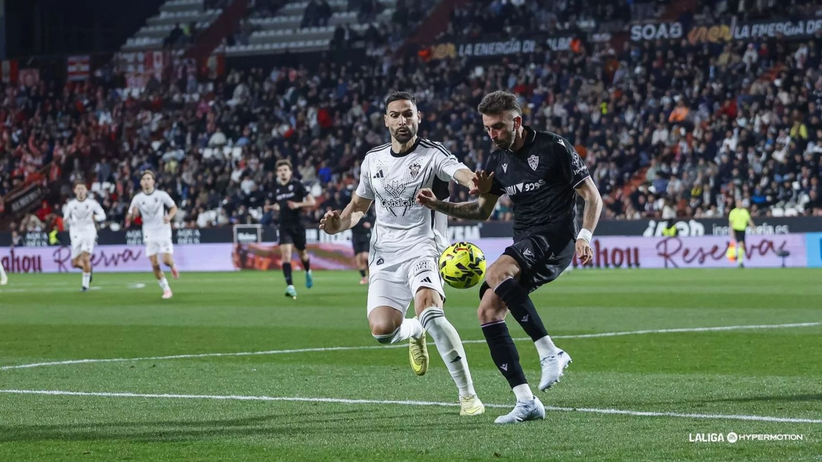 Álex Centelles trata de despejar el esférico ante la presencia del almeriense Antonio Puertas.