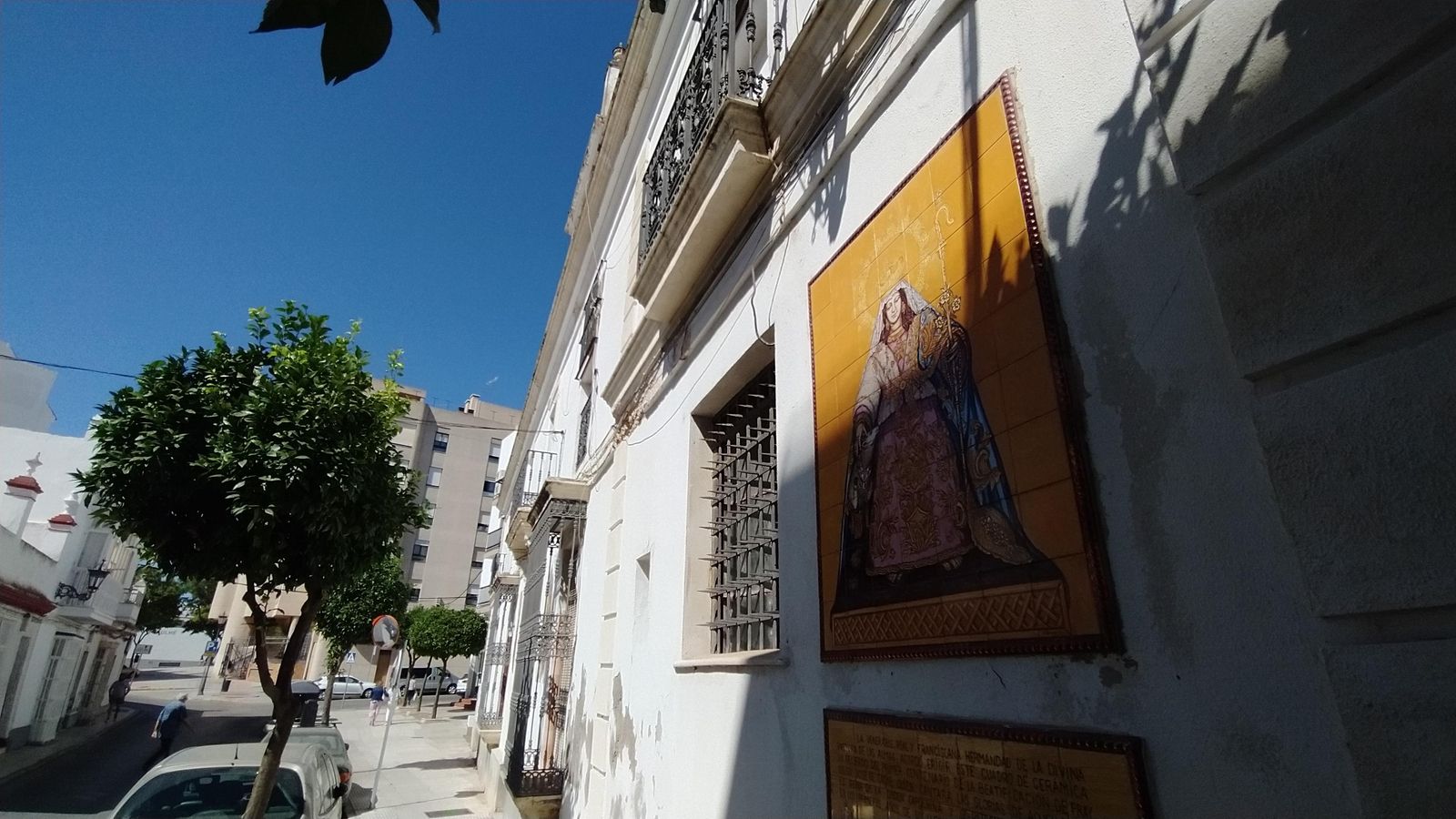 Retablos cerámicos de la fachada, que el PGOU propone retirar.