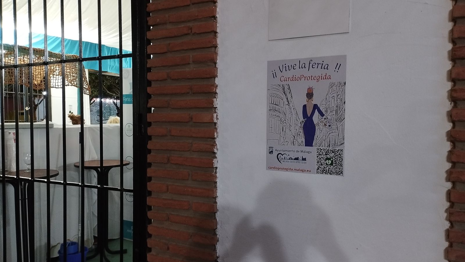 Cartel informativo cuyo código QR indica dónde están ubicados los desfibriladores en Málaga.