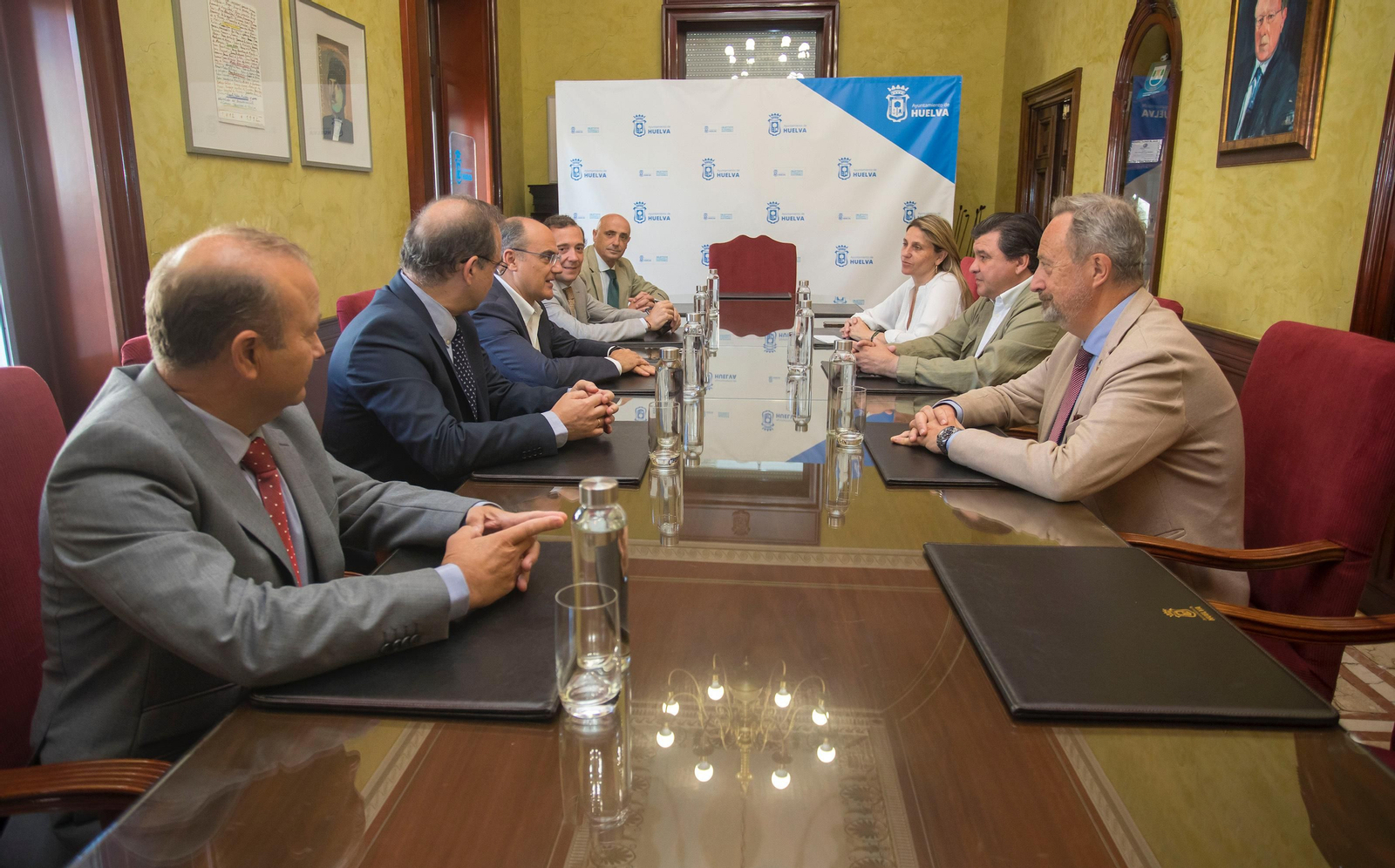 Reunión de los responsables de Cepsa en el Ayuntamiento de Huelva.