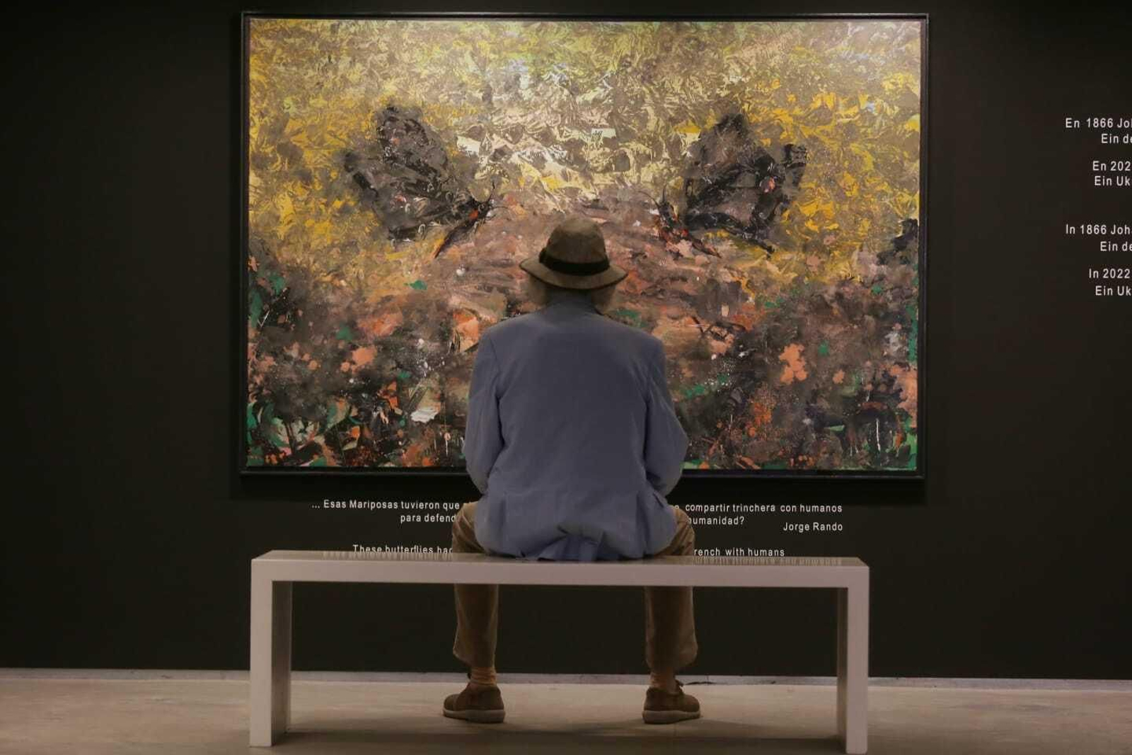 Jorge Rando frente a su última obra 'Un Réquiem ucraniano'.