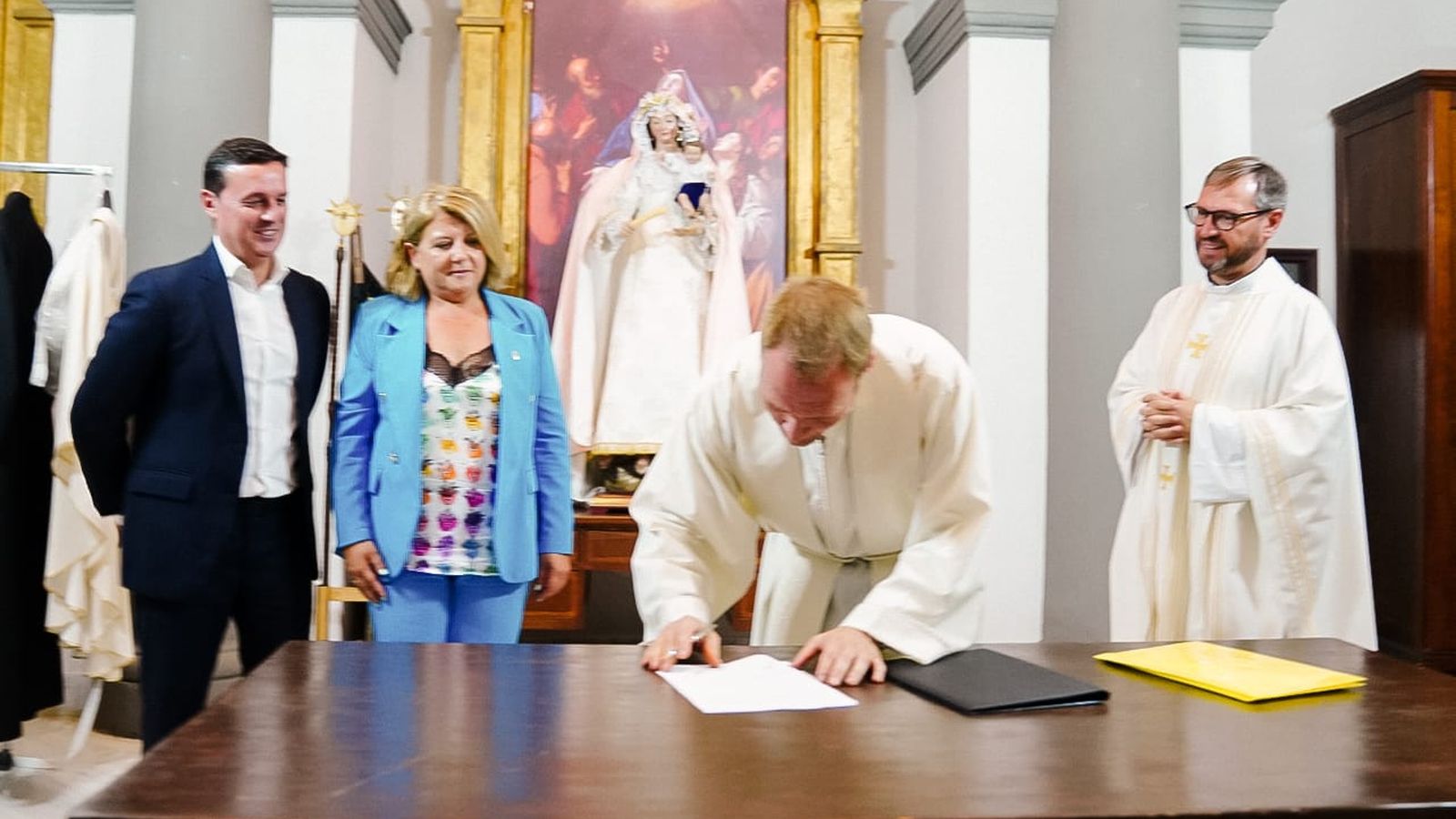 El nuevo párroco de Gádor junto al presidente de Diputación y la regidora de la Villa.