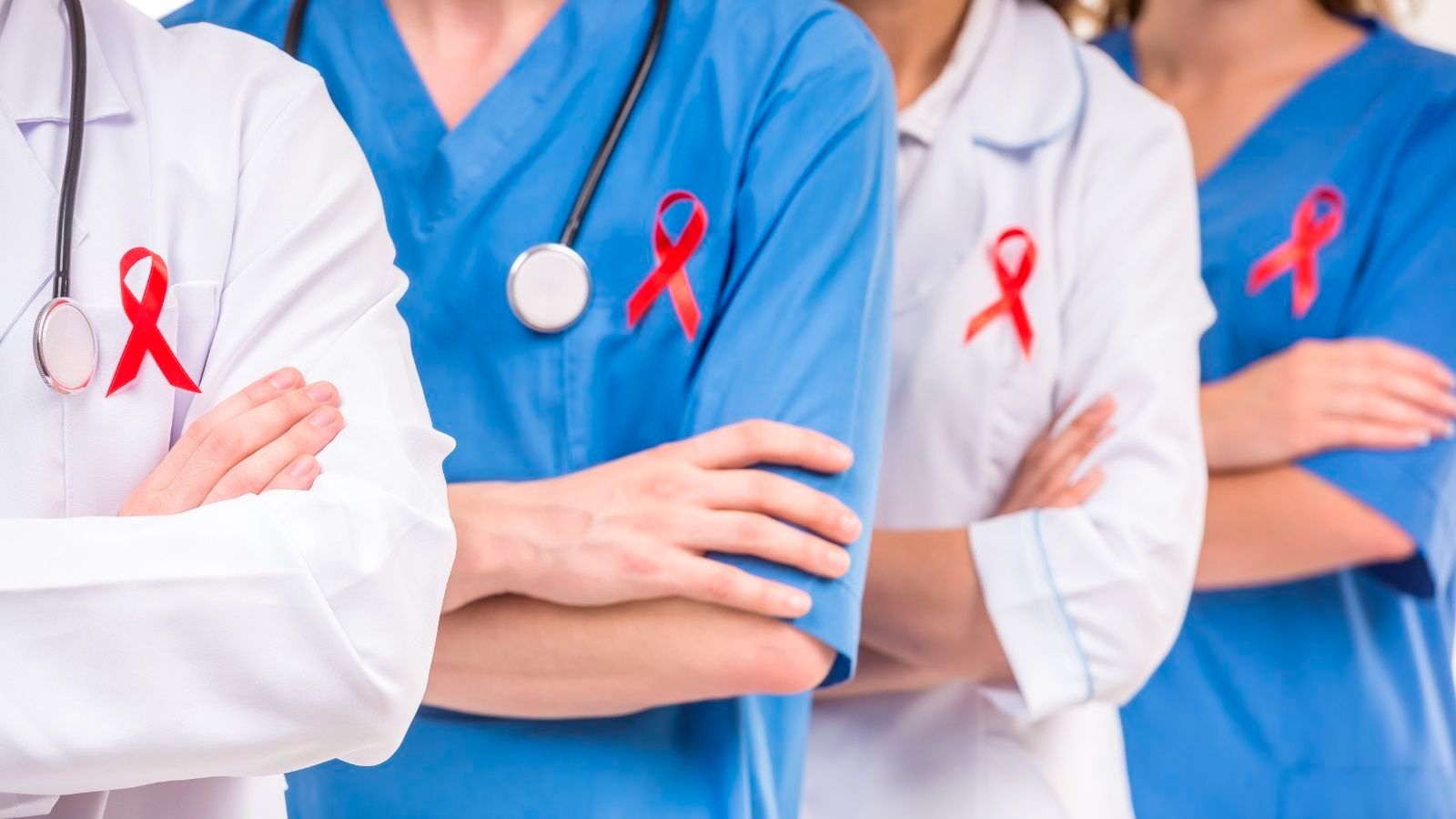 Sanitario con el lazo rojo que simboliza la lucha contra el Sida