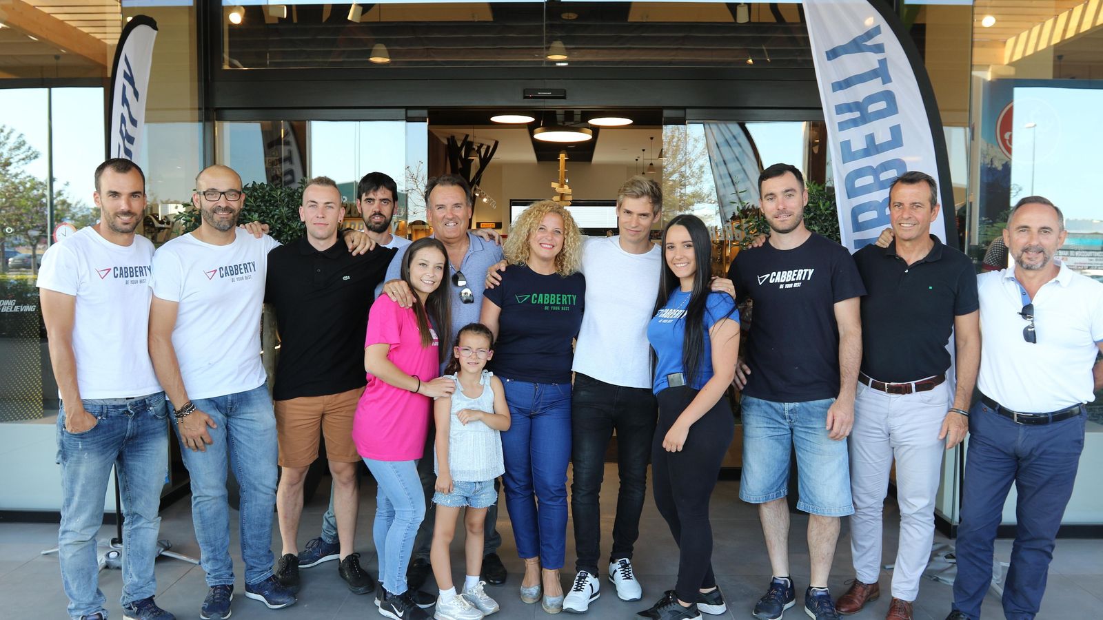 Baute posa con los trabajadores de Cabberty.