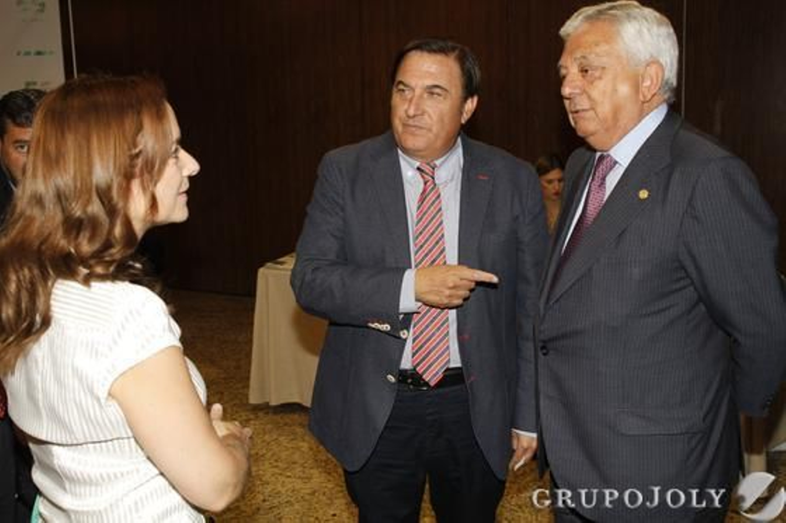 Magdalena Trillo; el presidente de la Cámara de Comercio de Motril, Ángel Gijón; y el presidente de la Cámara de Sevilla, Francisco Herrero.

Foto: Alex Camara/Pepe Villoslada