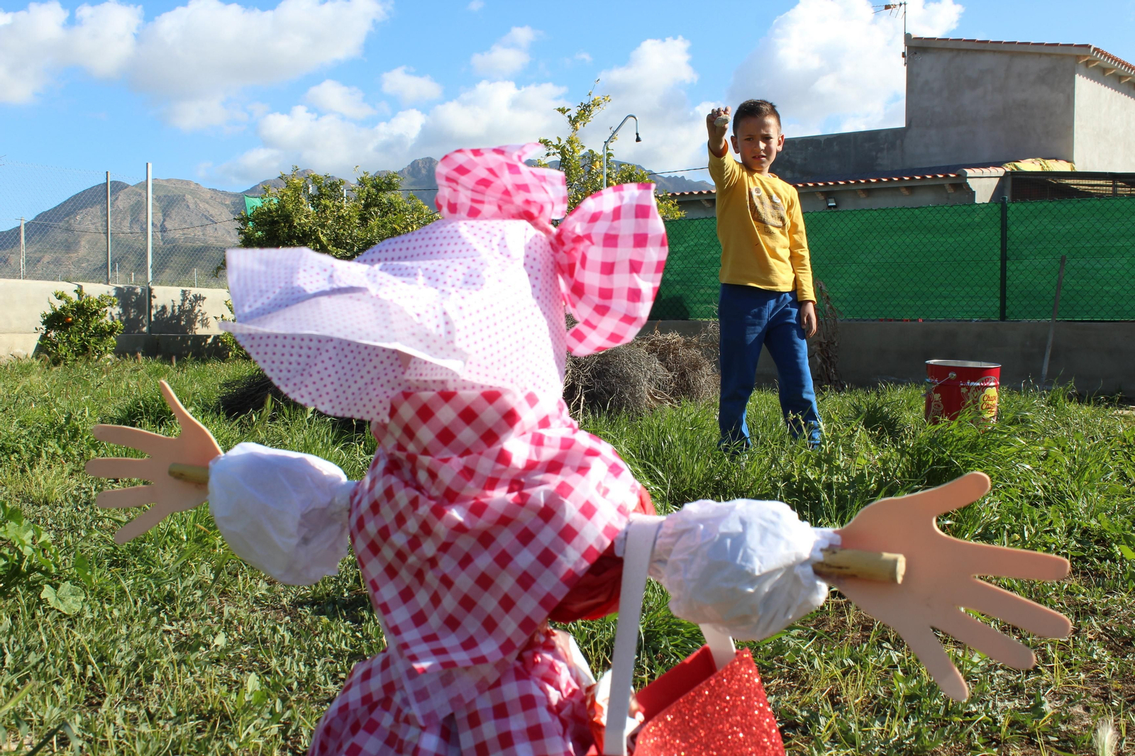 Un niño se prepara para lanzarle una piedra a la vieja en Turre.