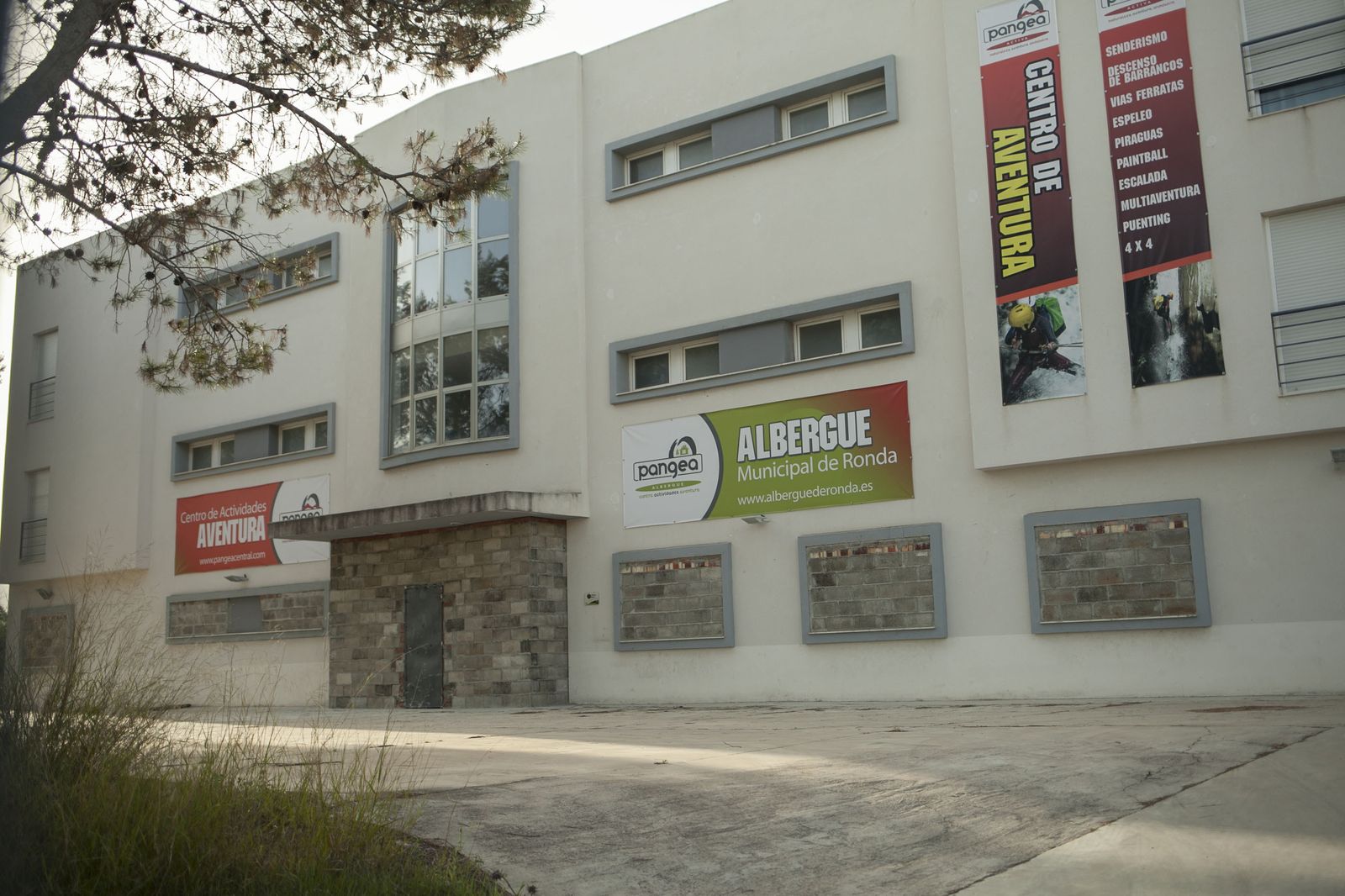 El albergue municipal, con la puerta de entrada y ventanas de la planta baja tapiadas.