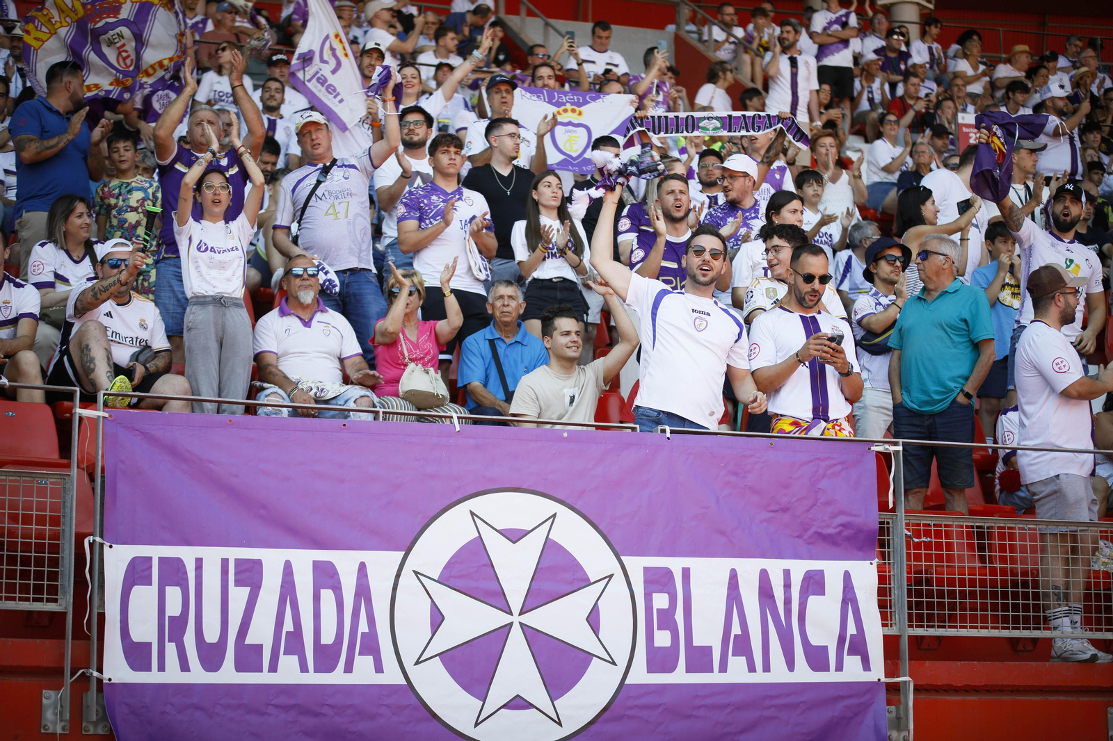 La afición lagarta tiñe de blanco y morado el Power Horse Stadium, en imágenes La afición lagarta tiñe de blanco y morado el Power Horse Stadium, en imágenes