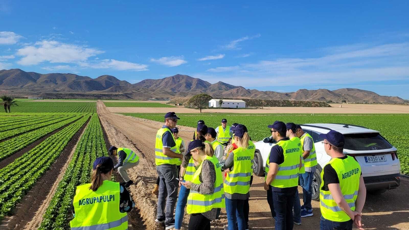 La delegación invitada por Coexphal y Agrocolor en terrenos de Agrupapulpí