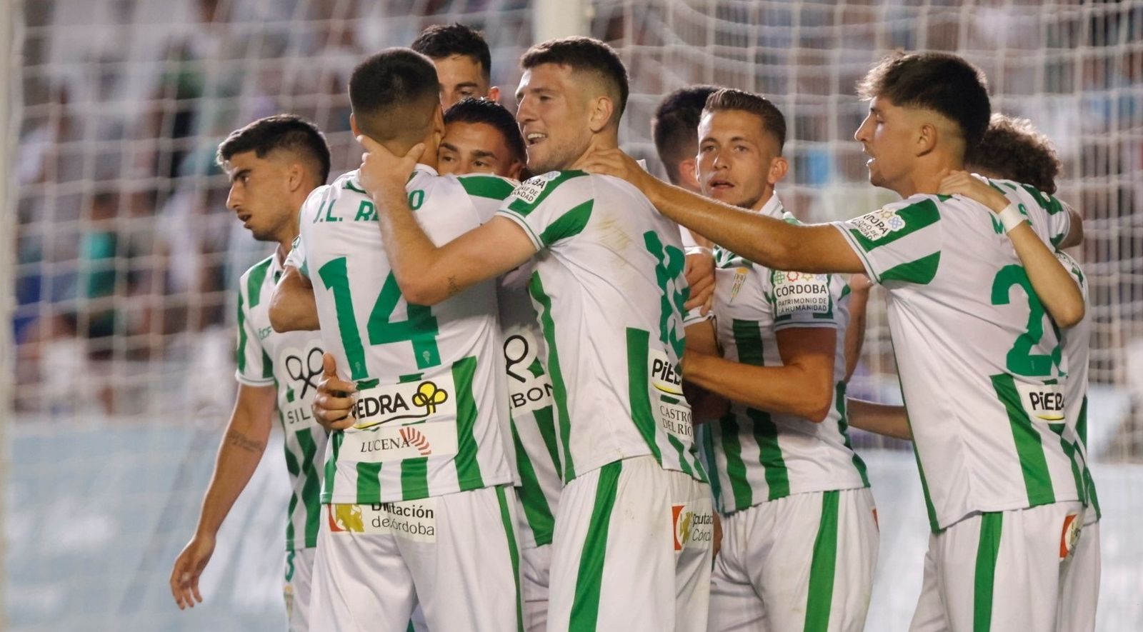 Los jugadores del Córdoba CF celebran el gol de Kike Márquez al Sanluqueño.