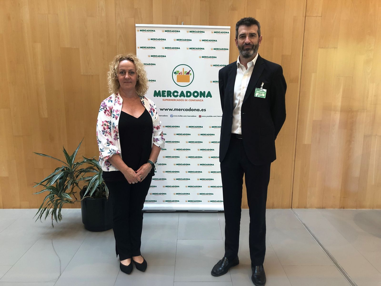 Amor Fernández, presidenta de FACA junto con Nacho González, director de Cadena Agroalimentaria de Mercadona en Andalucía.