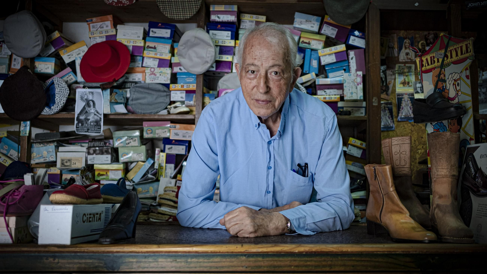 Manuel Aragón, en el interior de Calzados Casa Eloy.