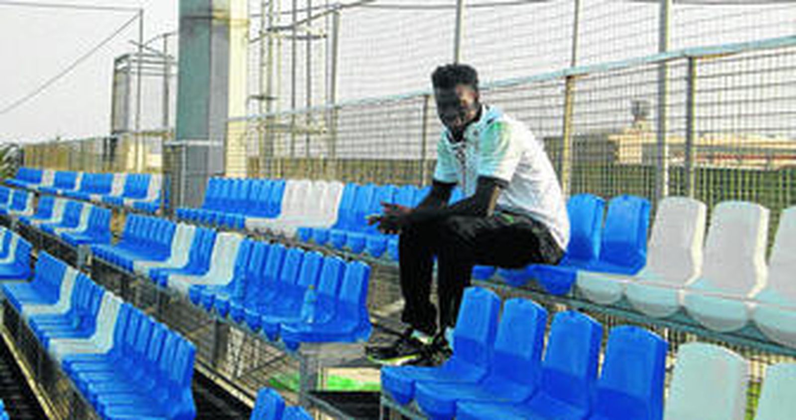 Nosa Igiebor observa del entrenamiento de sus compañeros desde la grada.