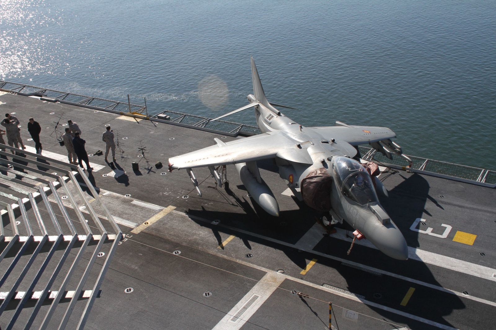 Imágenes de las primeras horas del portaaviones "Juan Carlos I" en el puerto de Huelva, durante su visita este fin de semana
