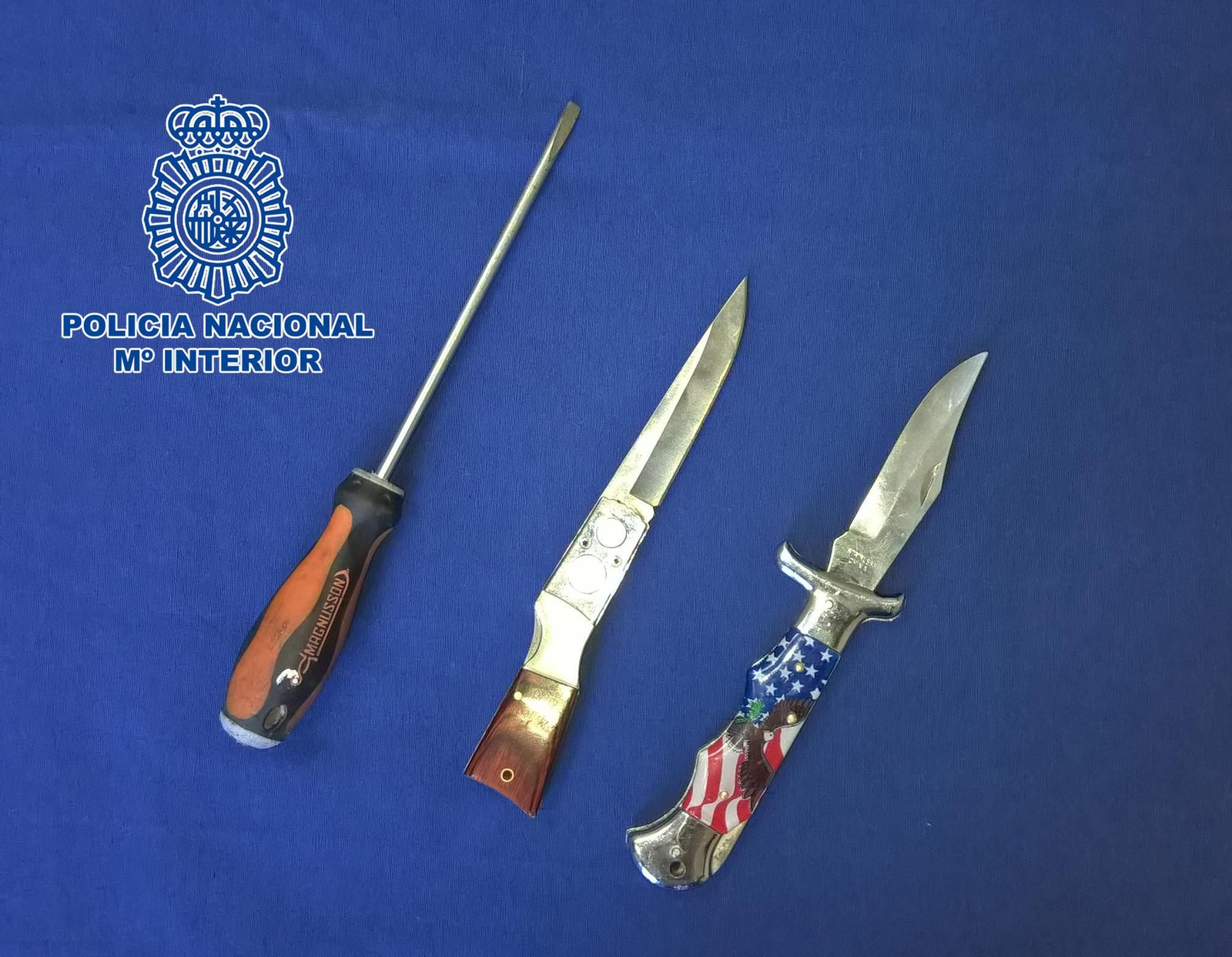 Imagen facilitada por la Policía Nacional de las dos navajas y el destornillador que portaba el detenido.