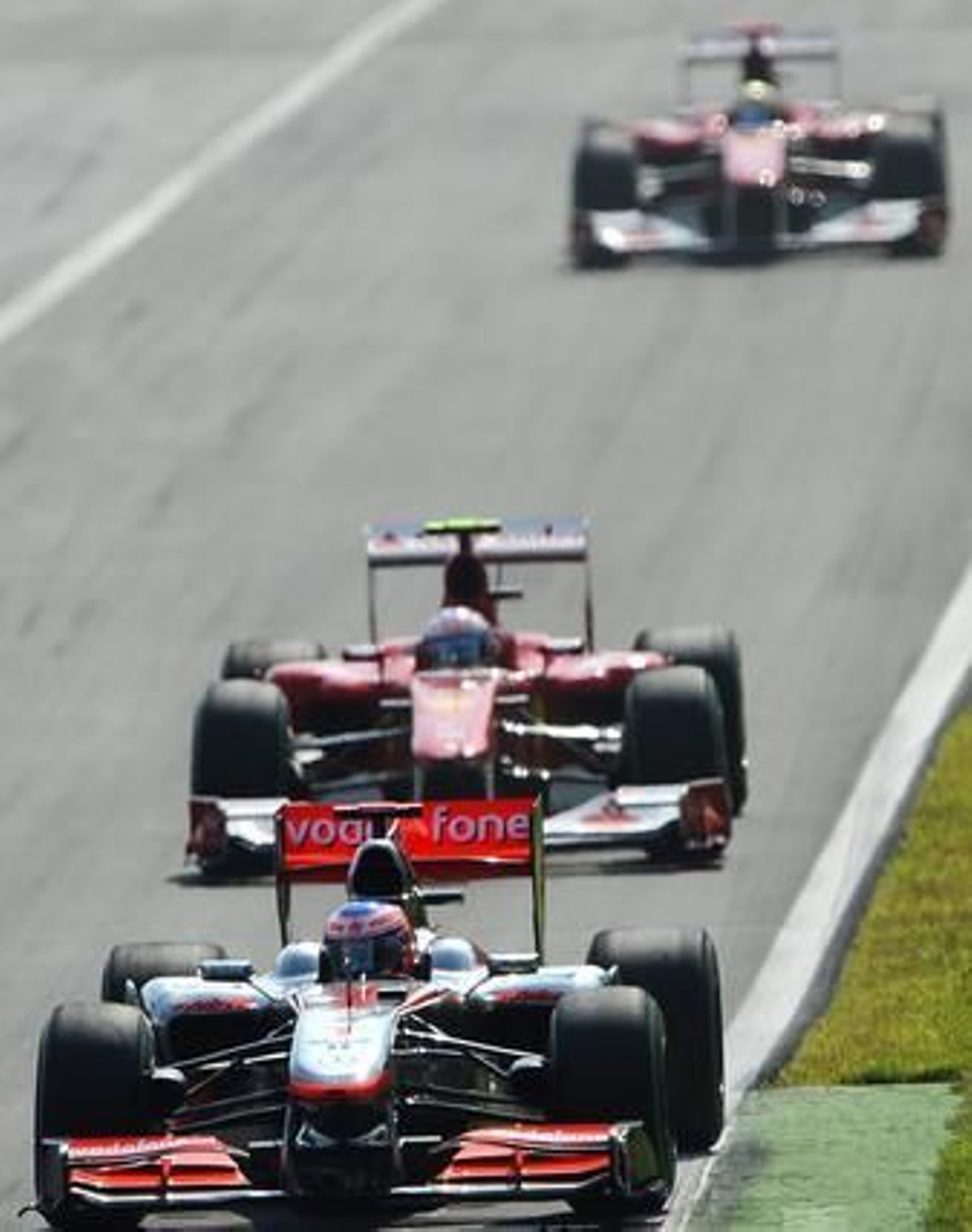 Fernando Alonso refuerza su candidatura al Mundial tras ganar en Monza. / AFP