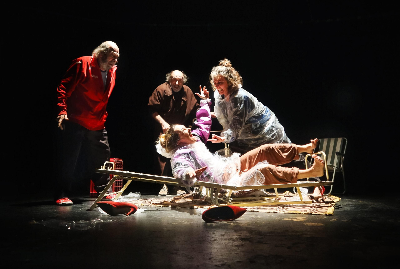 El elenco de la obra de La Zaranda en la obra 'Todos los ángeles alzaron el vuelo' está formado por Ingrid Magrinyá, Gaspar Campuzano, Natalia Martínez, Francisco Sánchez y Enrique Bustos