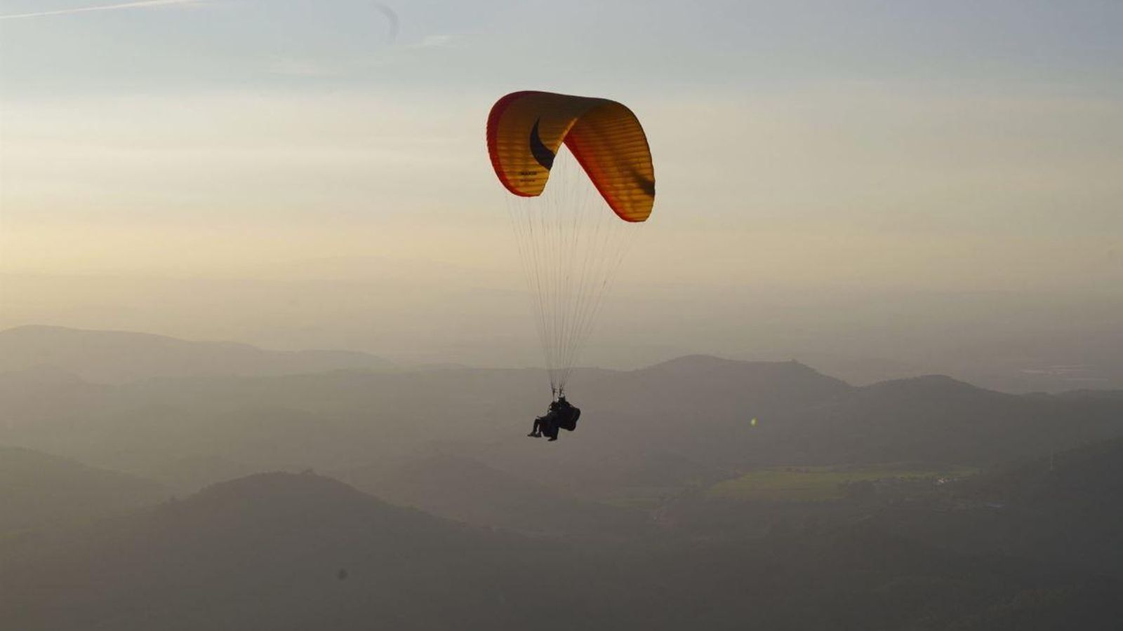 Personas practicando parapente sobre la sierra de Grazalema.